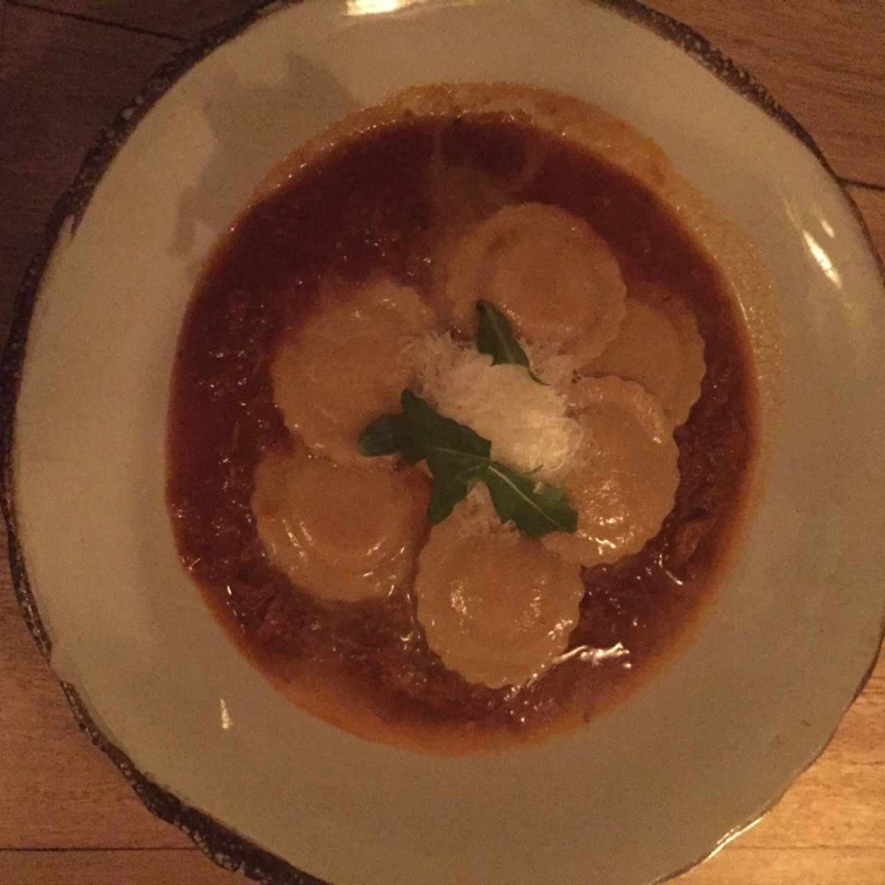 Raviolis de platano maduro en ragú de cordero.
