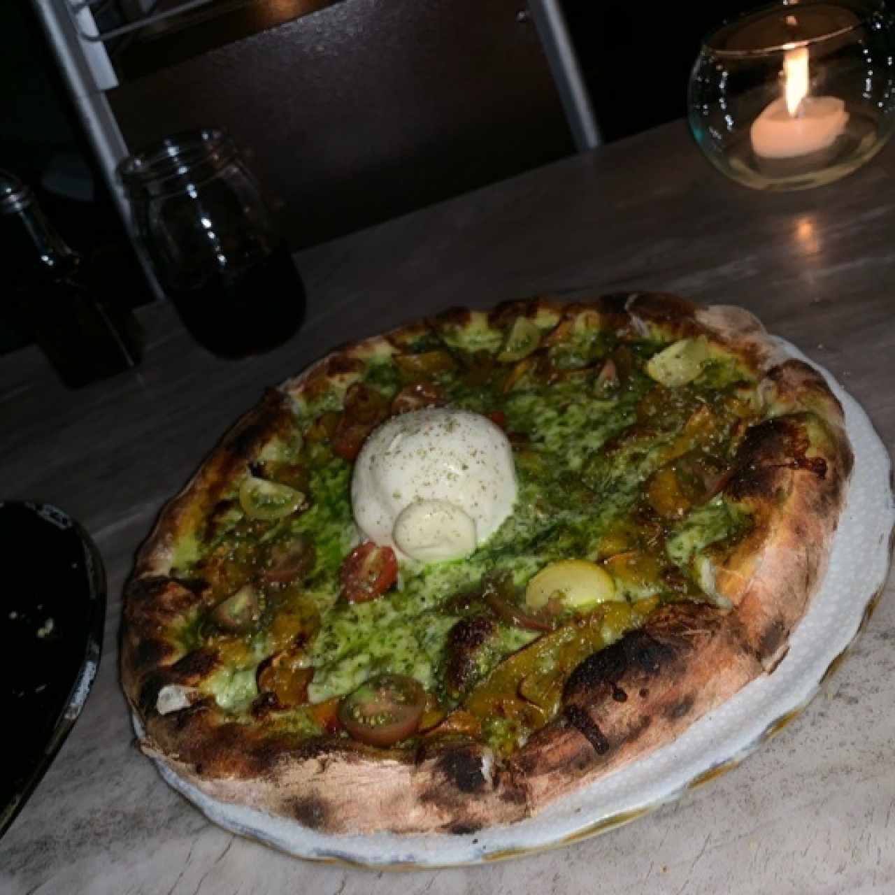 pizza de pesto y mozzarella