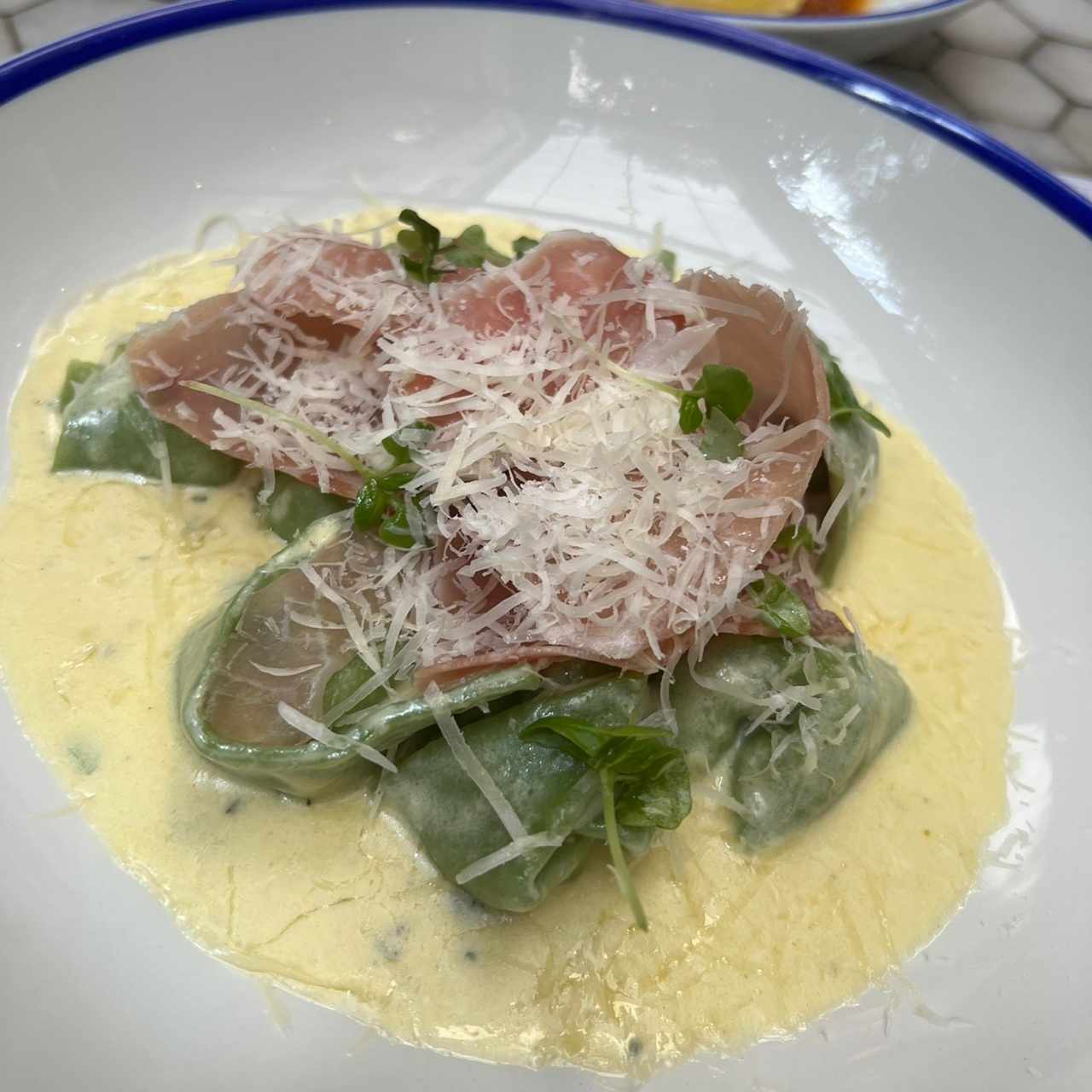 Cappetttelli verde en salsa de 4 quesos con prosciuto