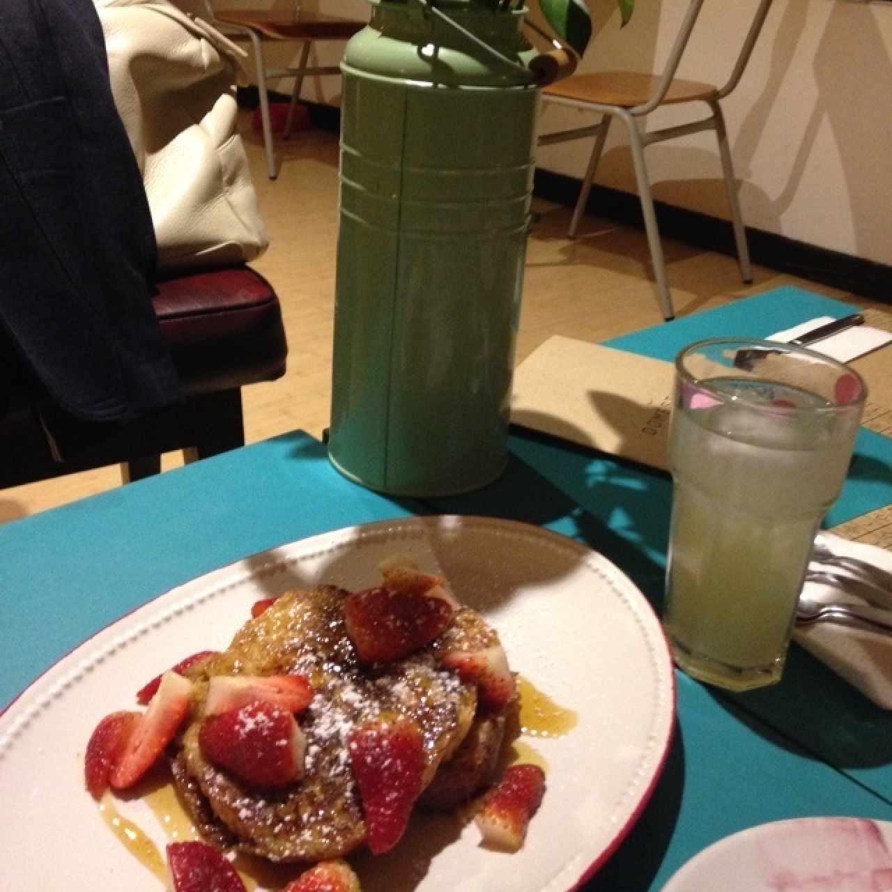 Tostadas francesas y limonada de rosas