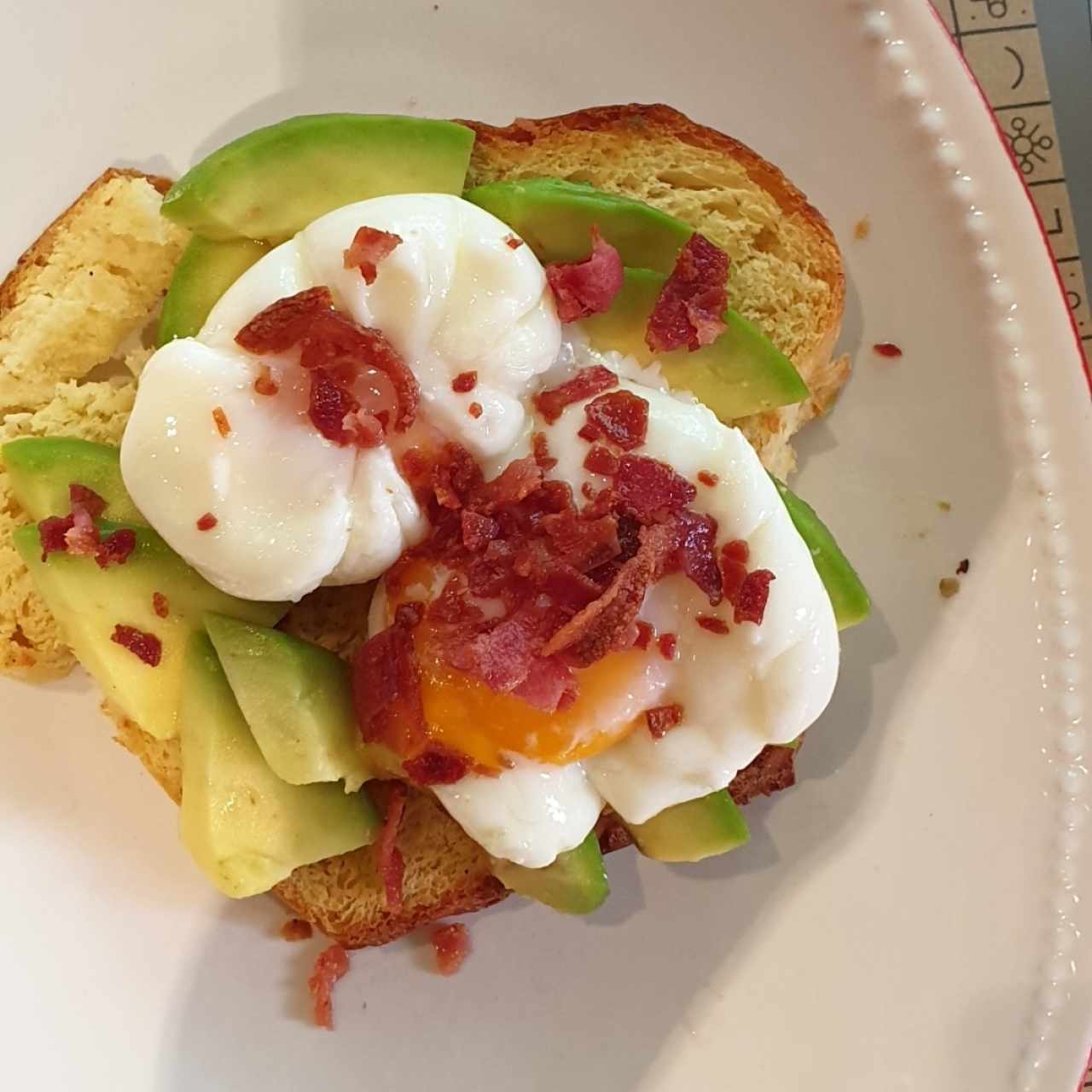 Tostada de aguacate con pan brioche