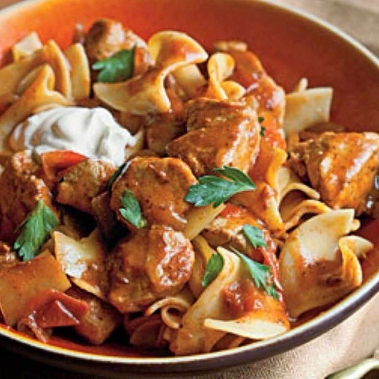 Goulash Húngaro con Orzo, crema agria y la ensalada de la casa