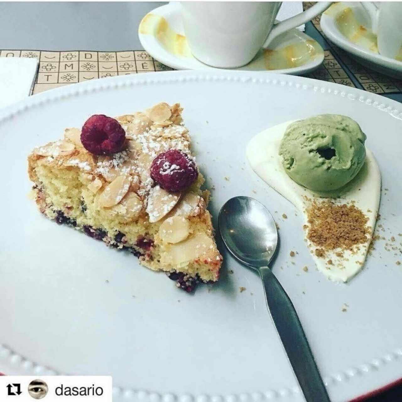  torta de agras  y almendras con helado de