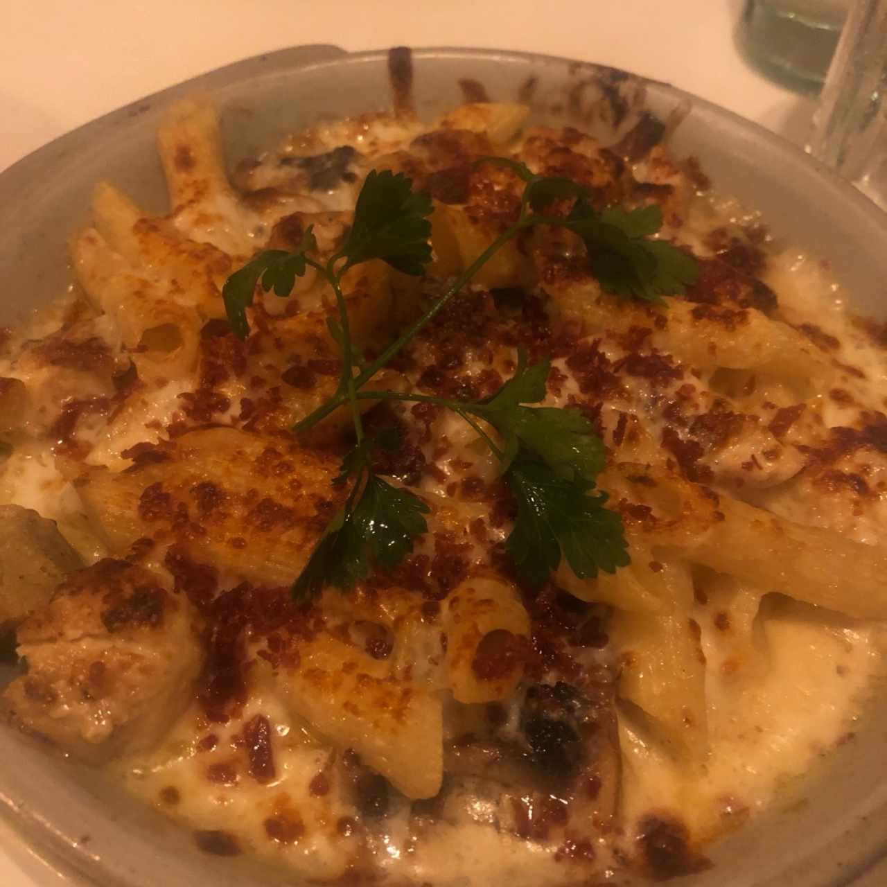 penne con pollo, alcachofa y champignon