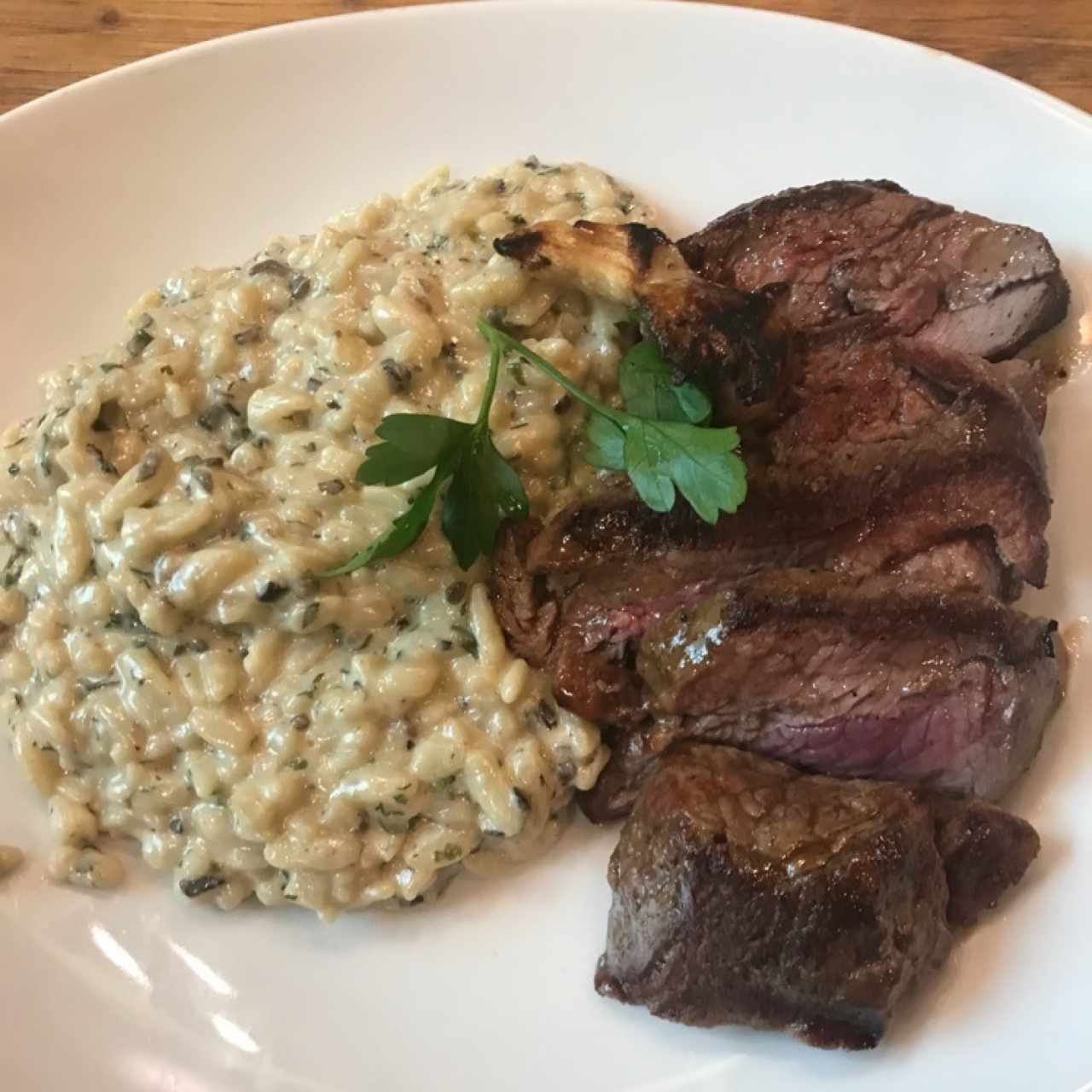 Lomo de res acompañado con orzo