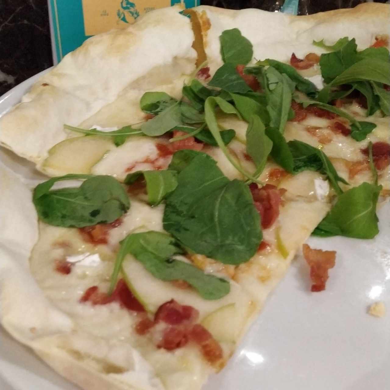 poza de queso brie con manzana y tocineta 