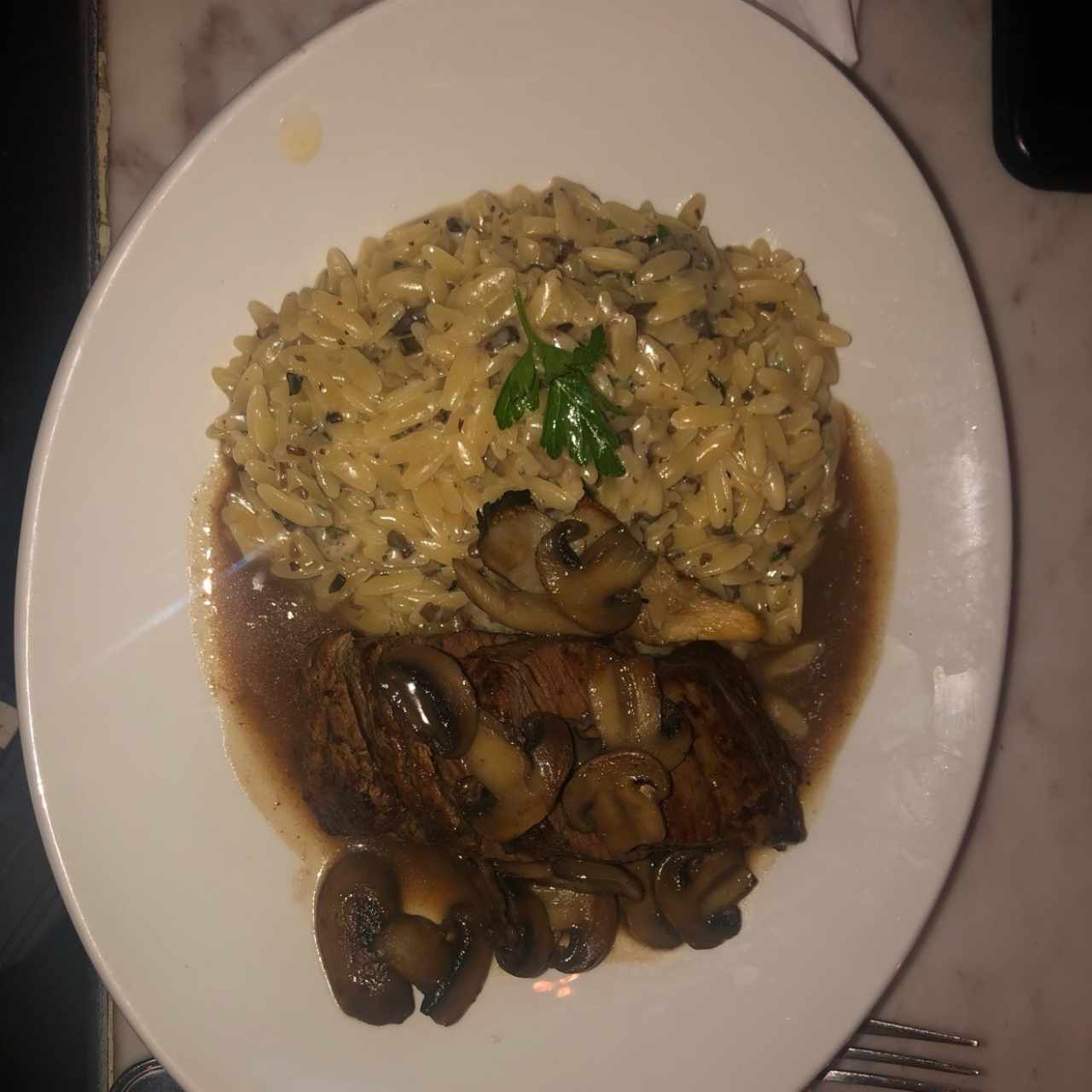 filete de res en salsa de champiñones