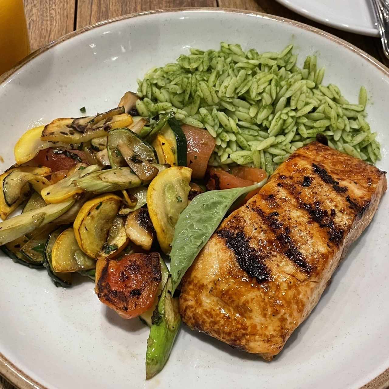Salmón en orzo