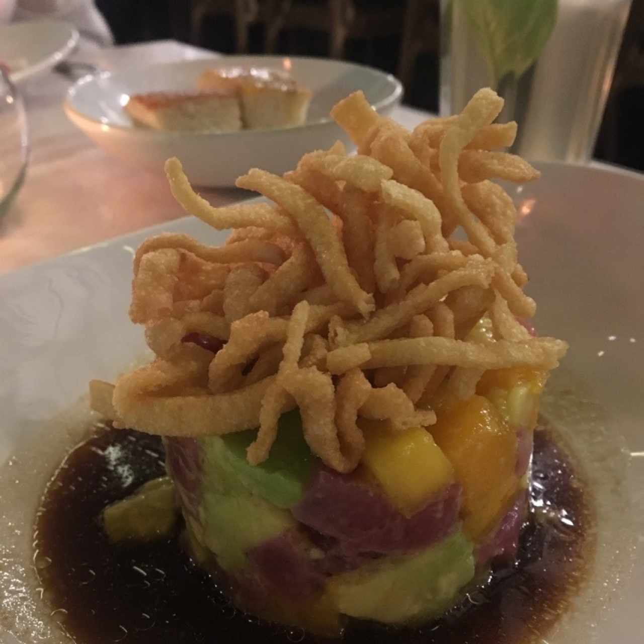 tartar de atún, mango y aguacate