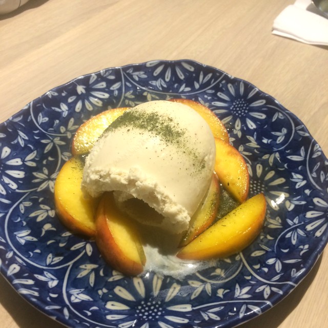 duraznos caramelizados con sake y helado de vainilla