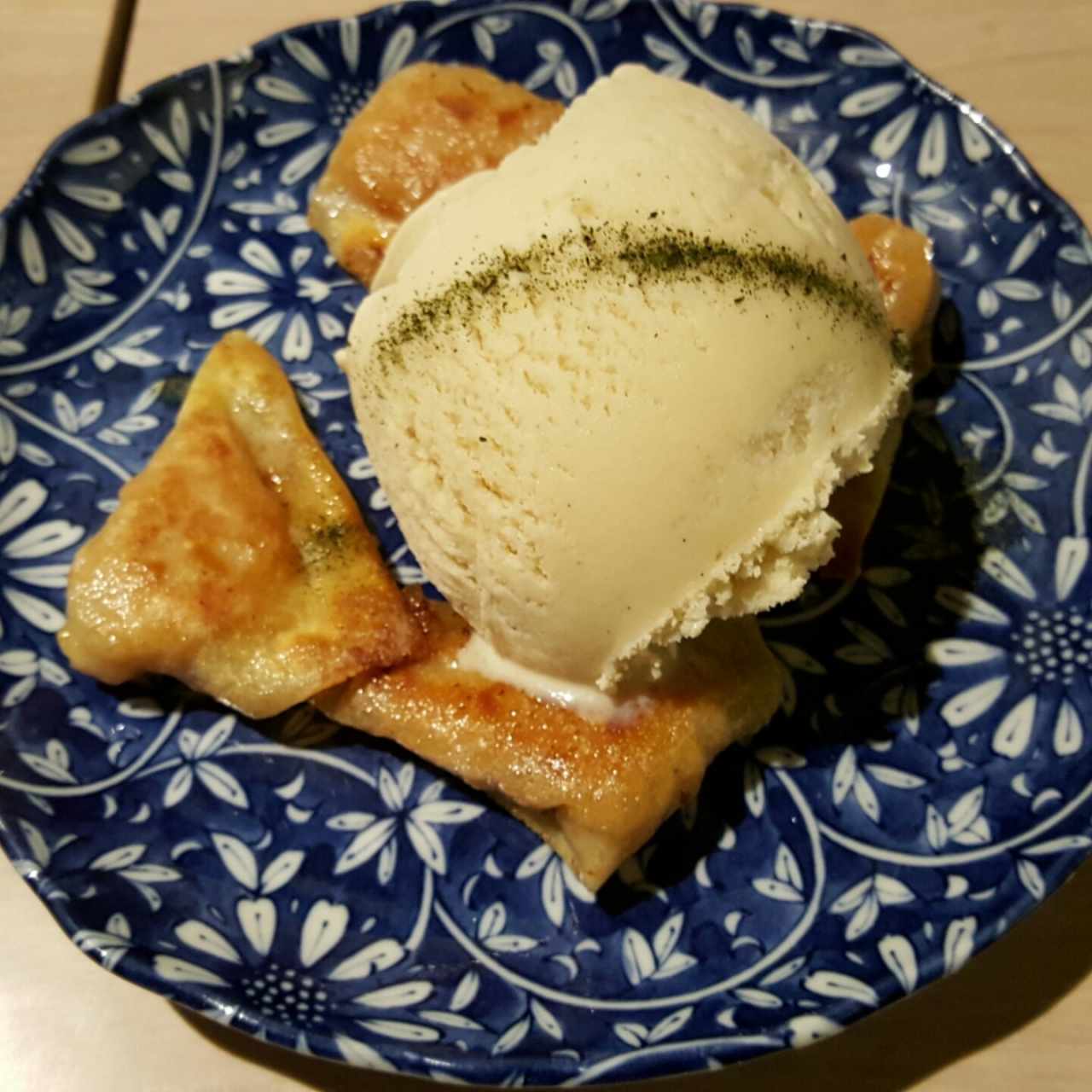 wan tan de manzana con helado de vainilla