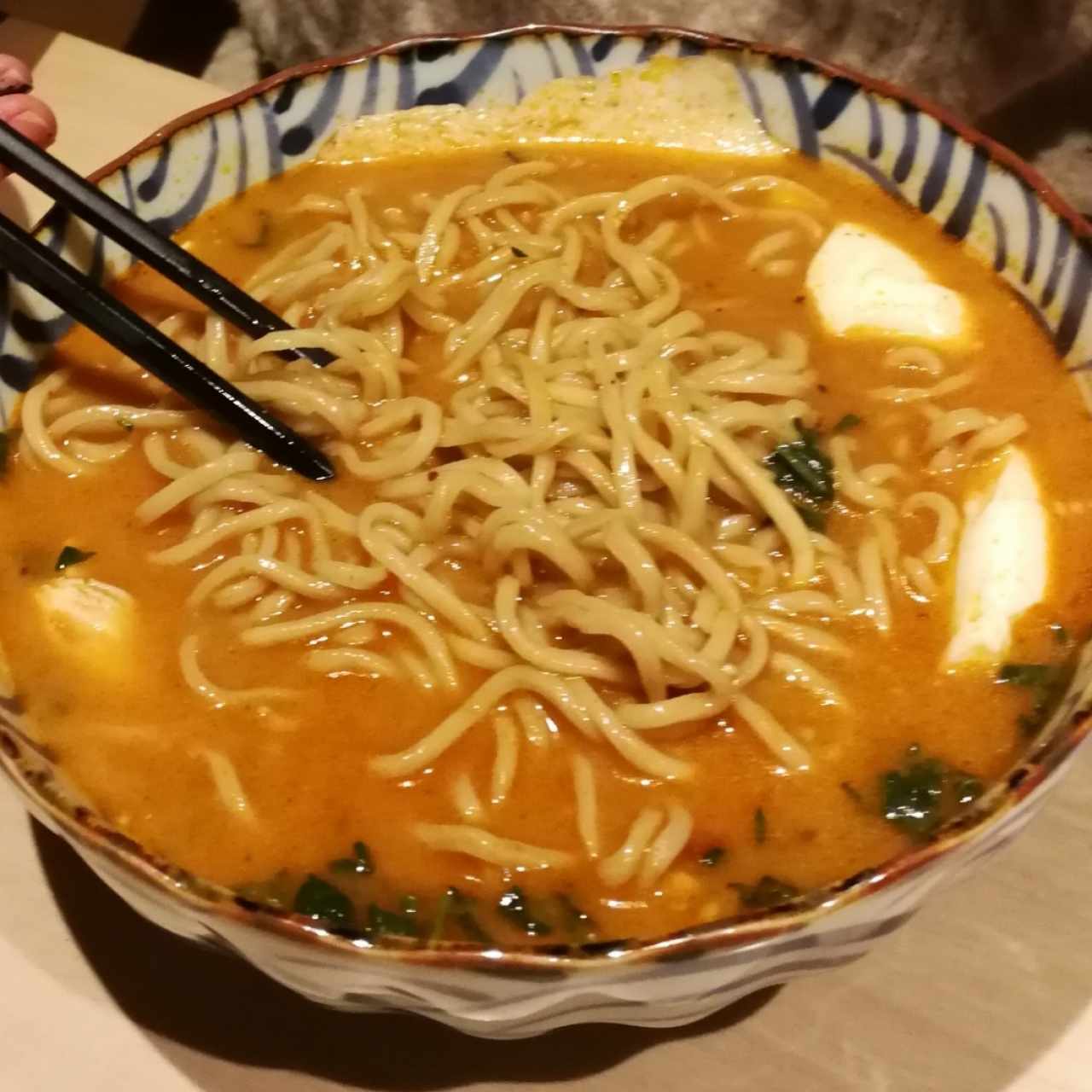 Ramen con caldo de pollo picante
