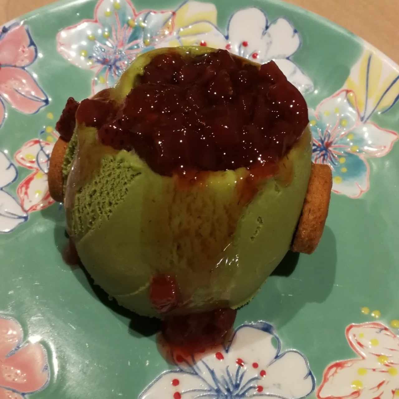Postre de té verde con fresa