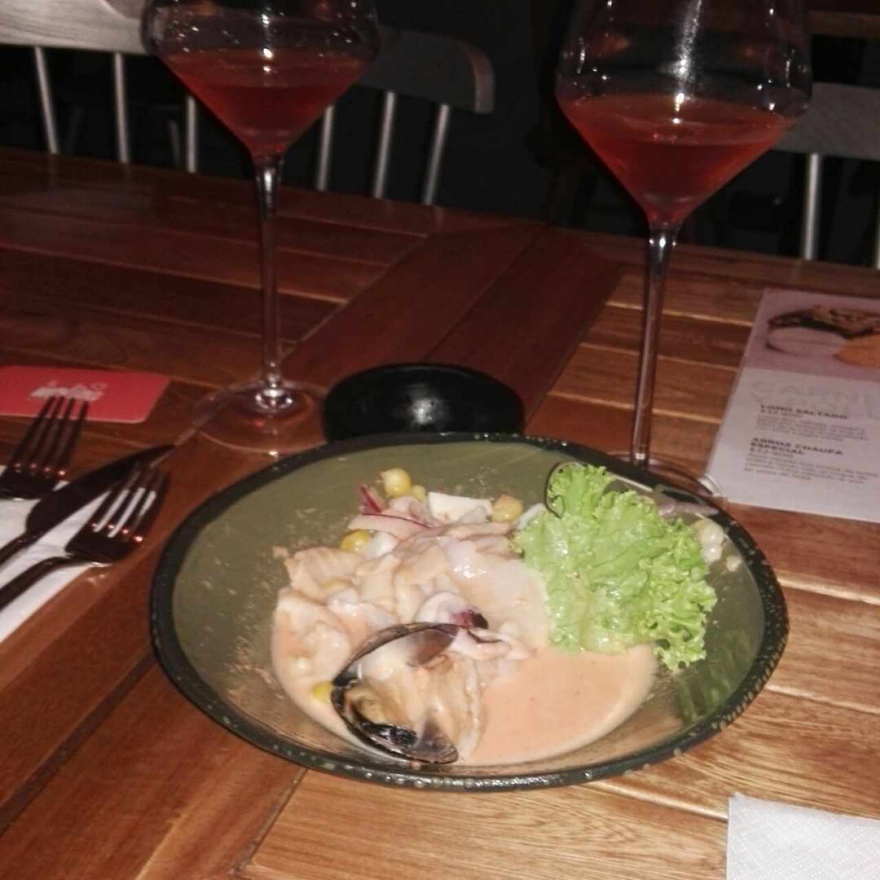 Ceviche mixto y copas de vino rosado