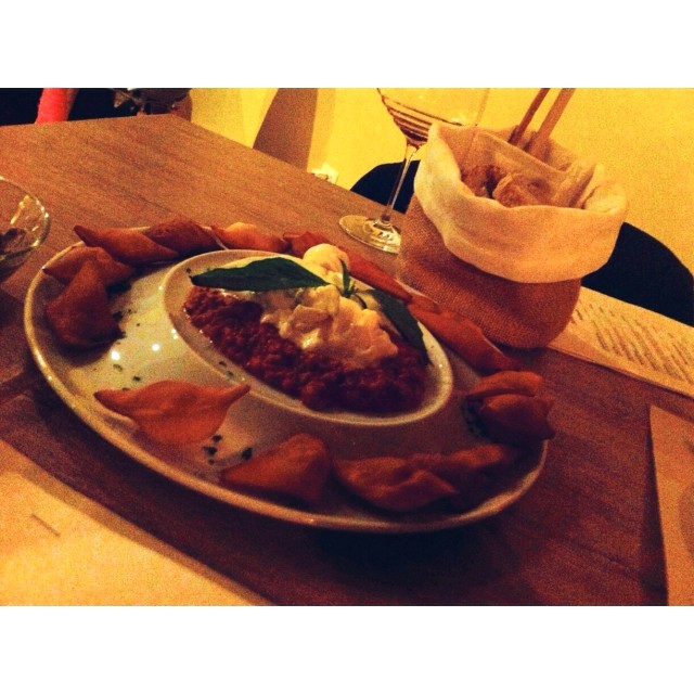 Burrata y bolognesa.
