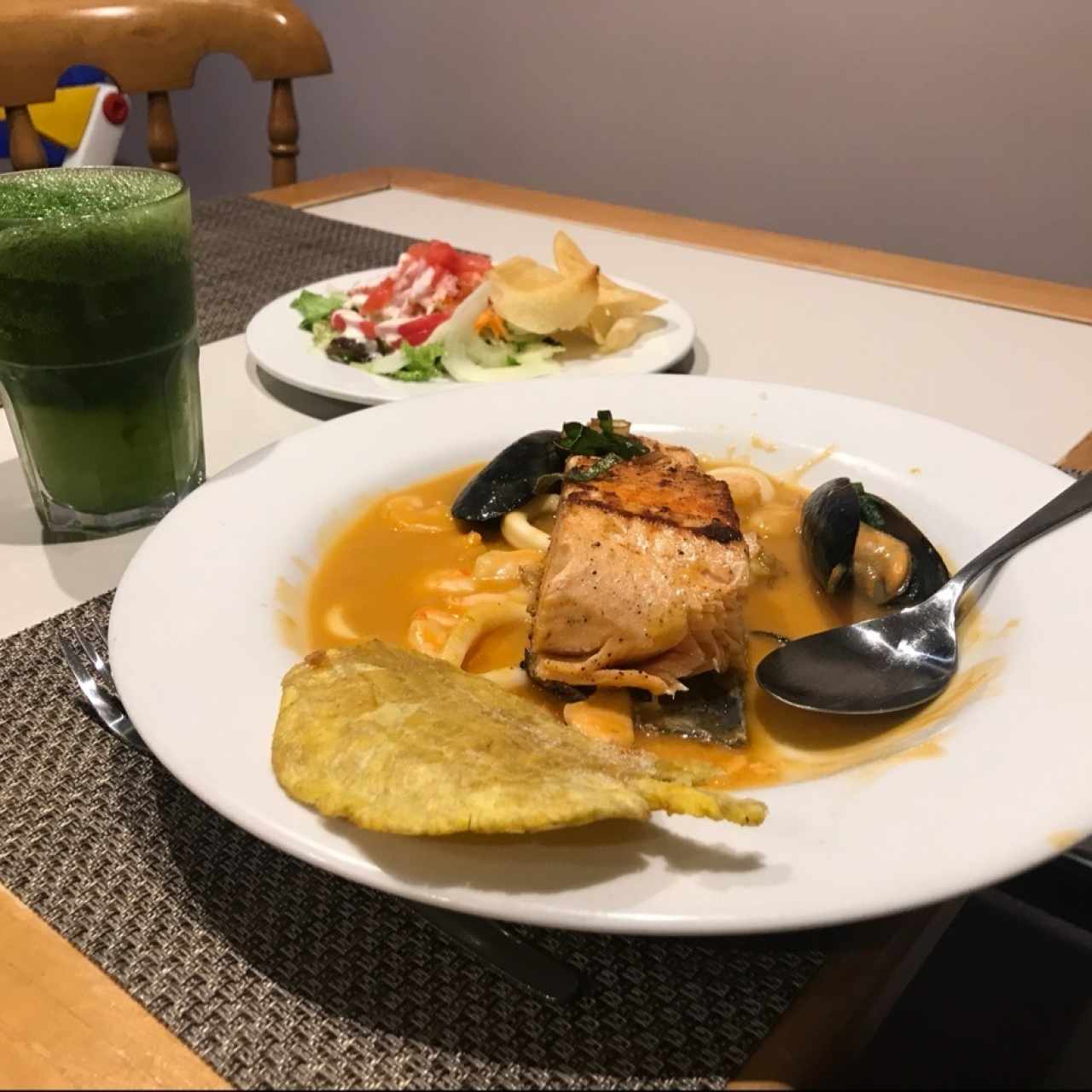 Salmón en salsa de frutos de mar