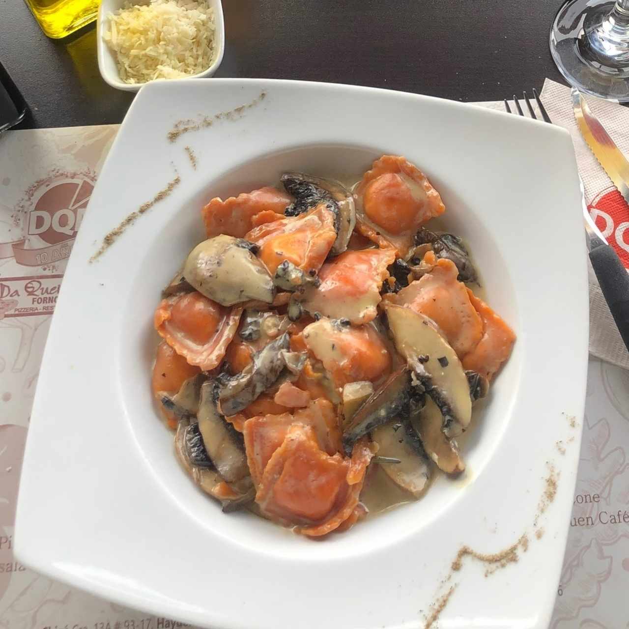 Ravioli de salmón con champiñones 