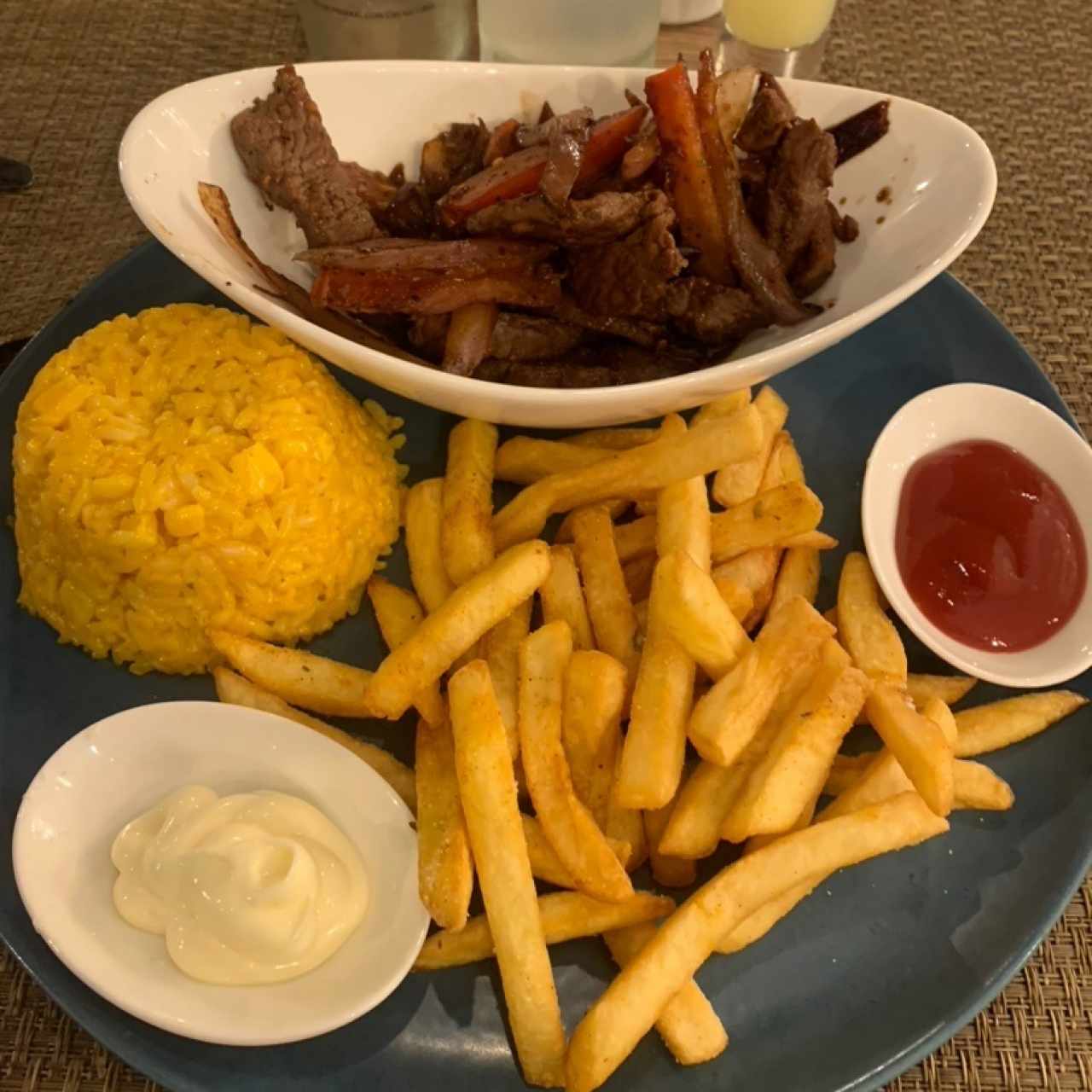 Lomo con papas fritas