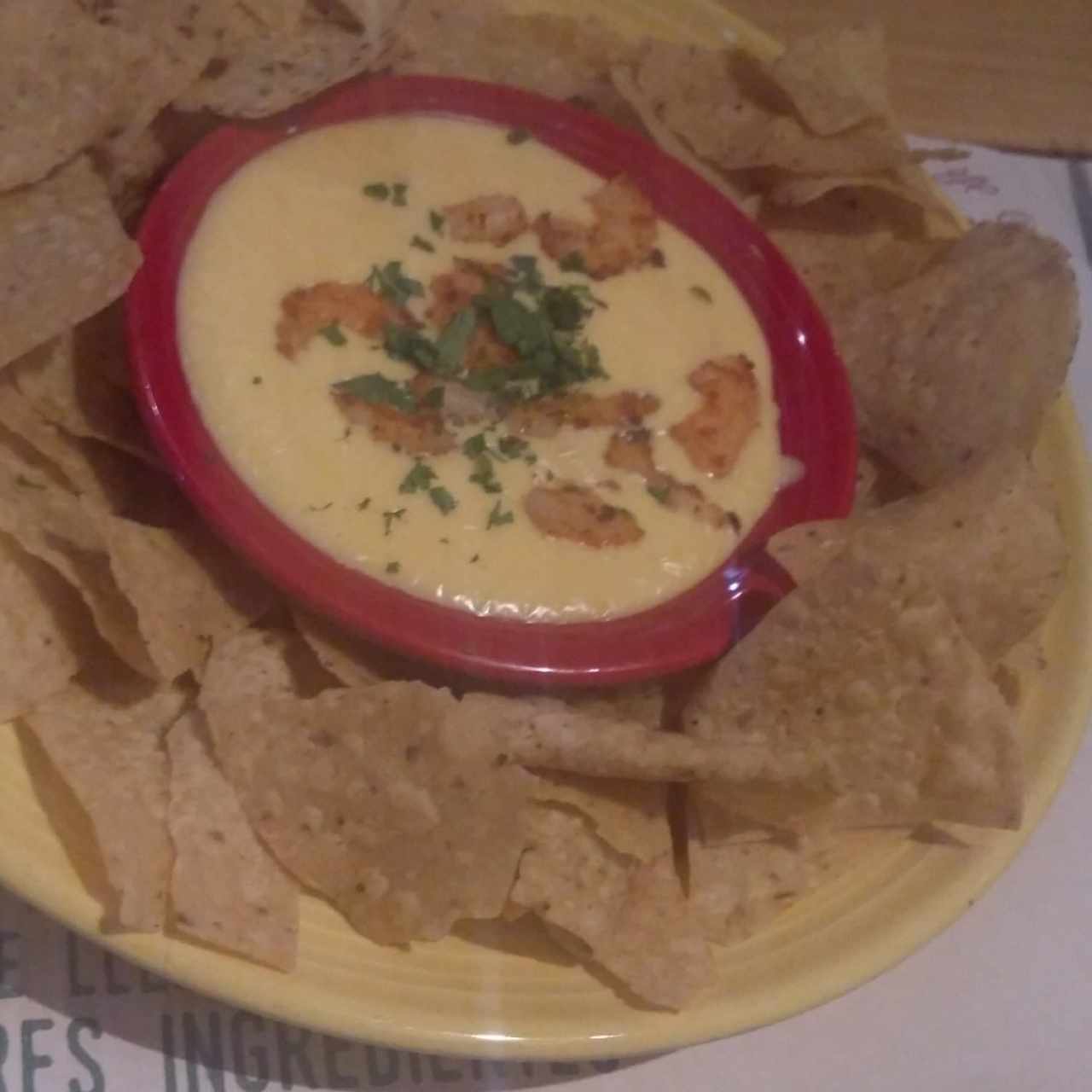 Nachos con dip de cheddar y camarones
