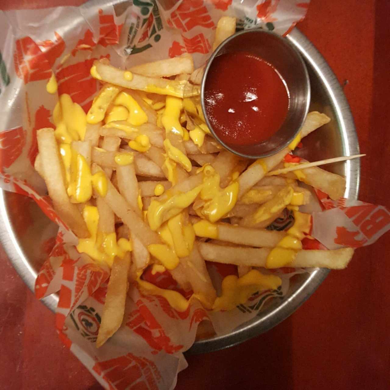 Papás con queso cheddar