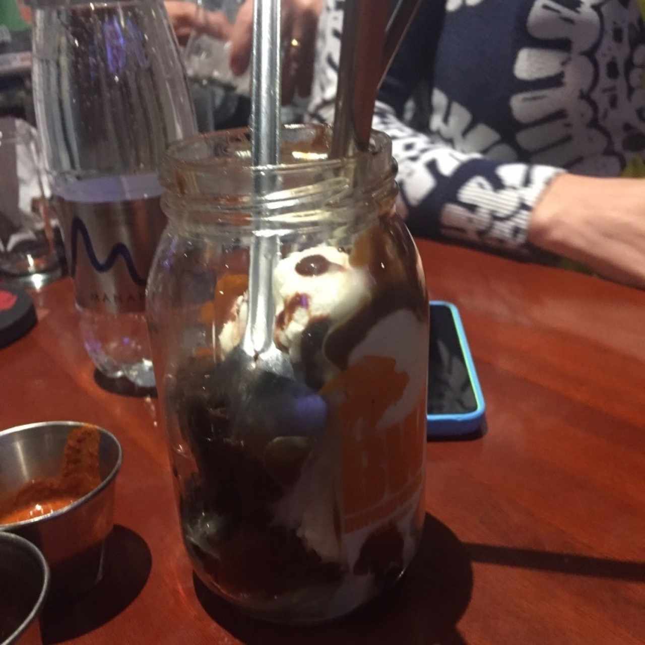 Brownie con helado 