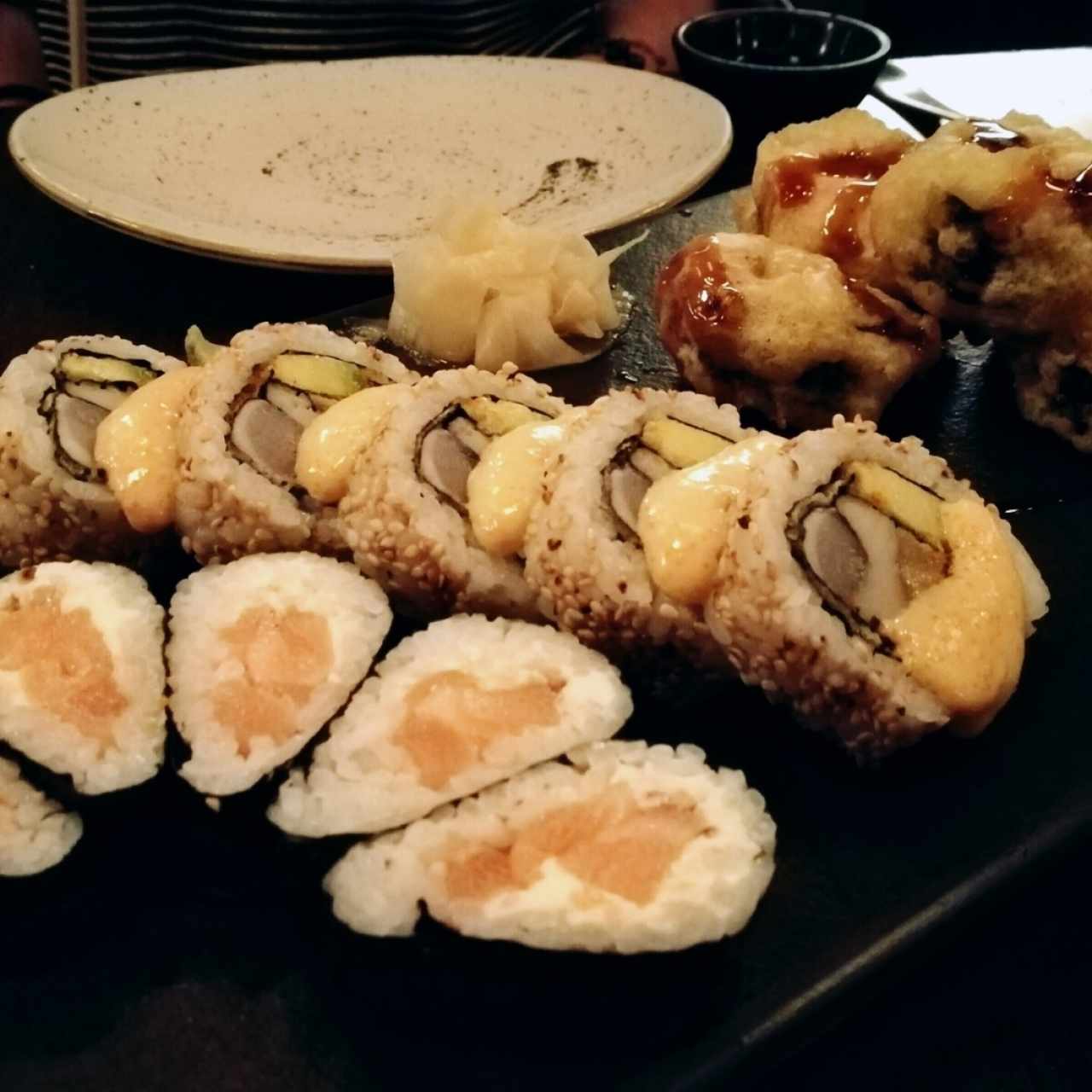 Combo 135 (1/2 Philadelphia, 1/2 ojo de tigre, 1/2 tilapia tempura) 