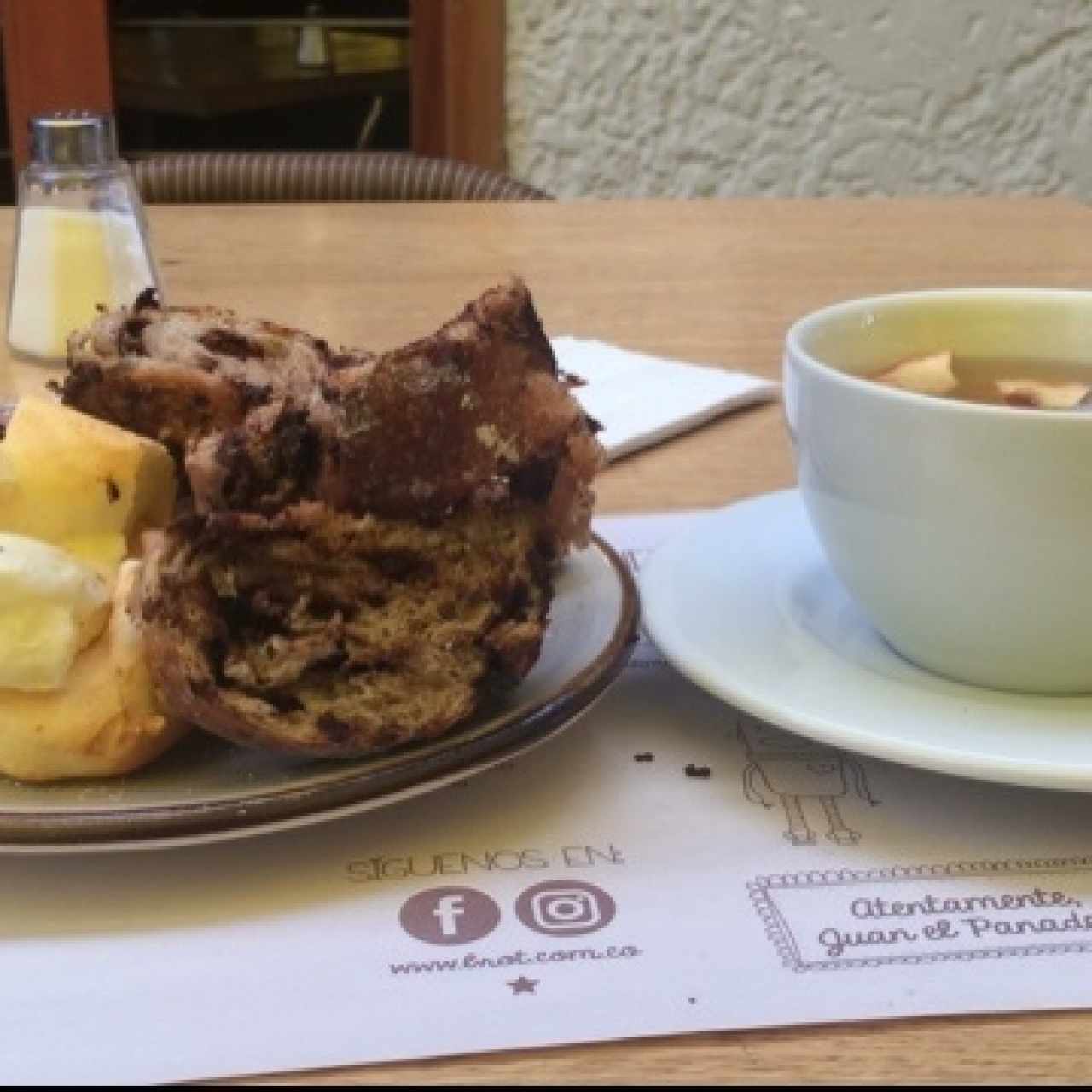 pan de yuca, baguette de chocolate y aromatica de frutos secos