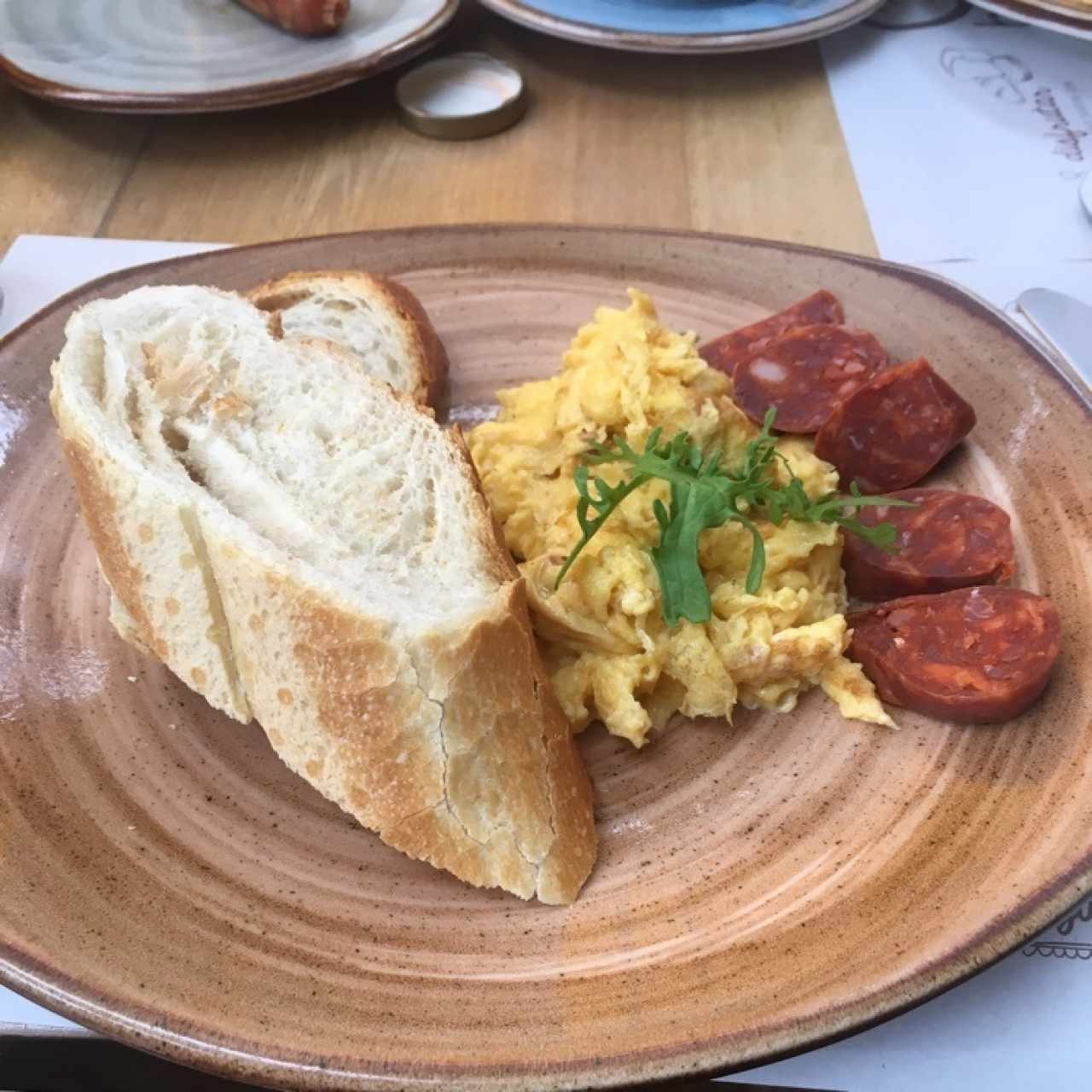 Huevo revuelto con chorizo español