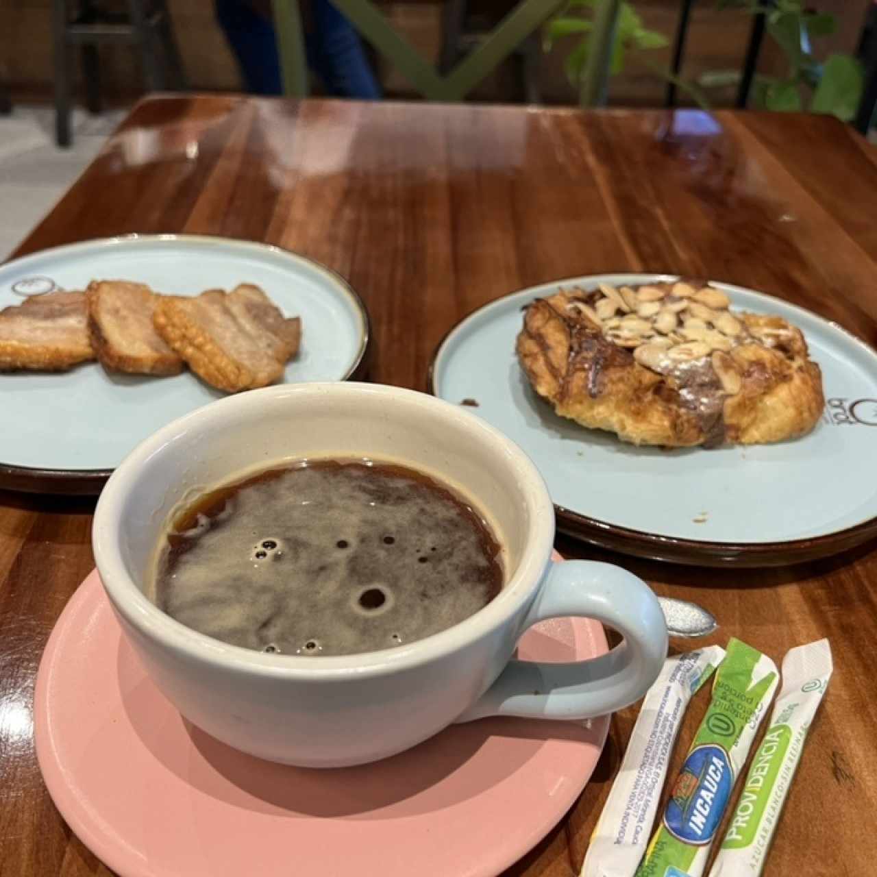 Cafe descafeinado , Croissant de almendra con chocolate 