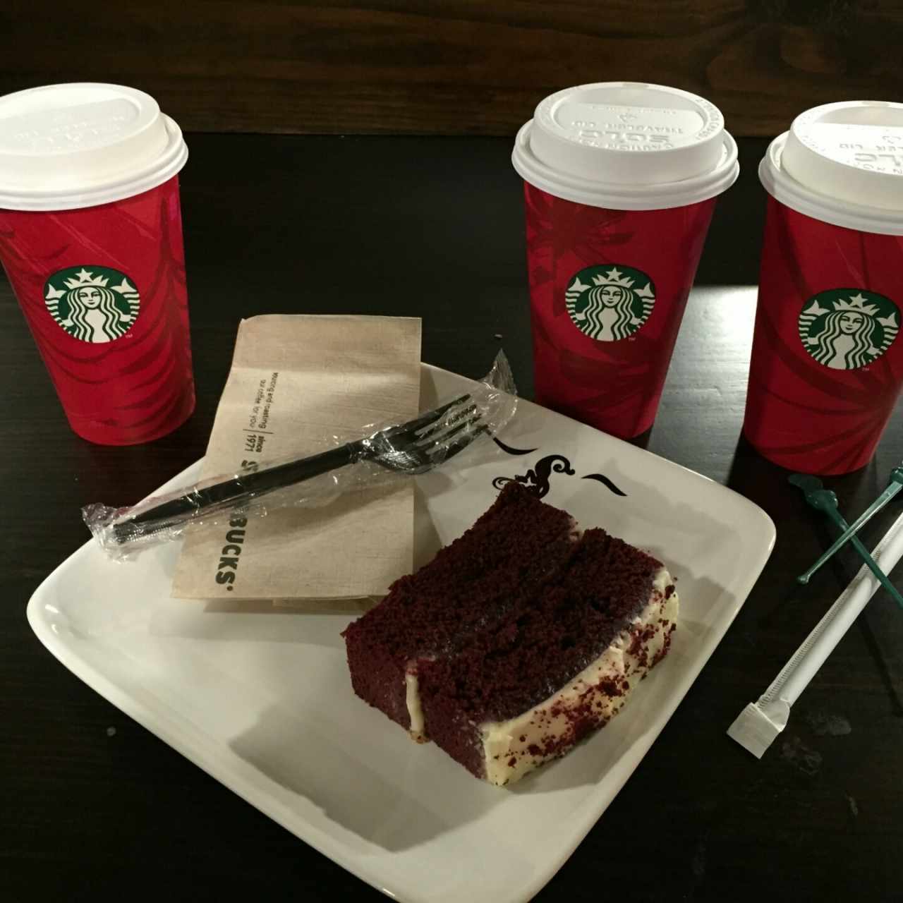 torta de chocolate y americano 