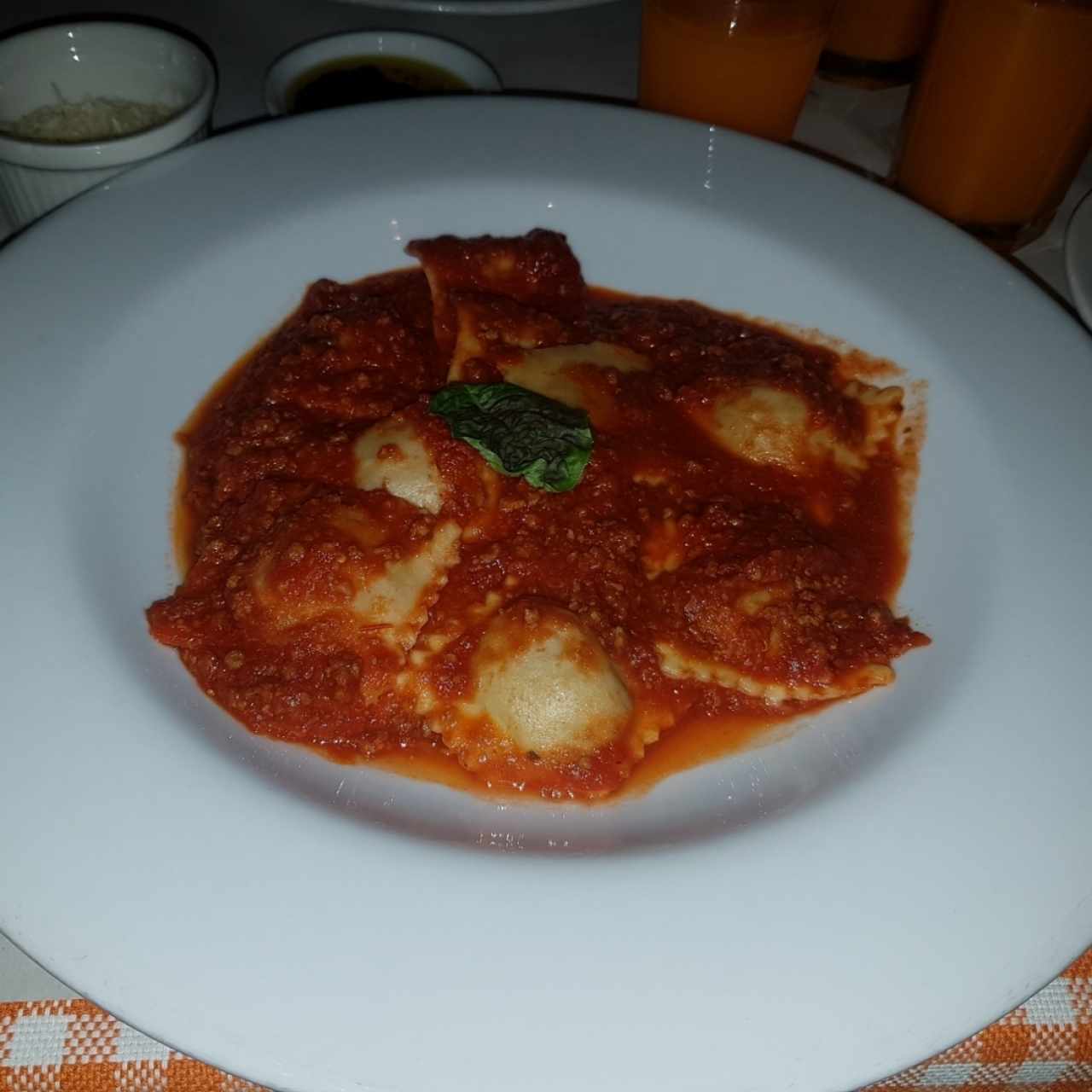 Raviolis de carne con salsa bolognesa