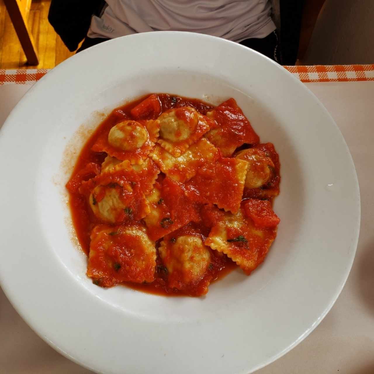Raviolis de carne en salsa napolitana