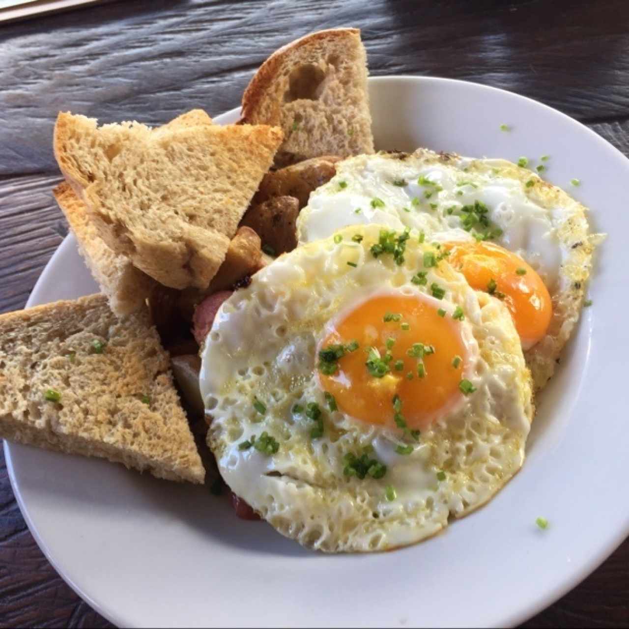 Huevos estrellados con chorizo santarrpsano