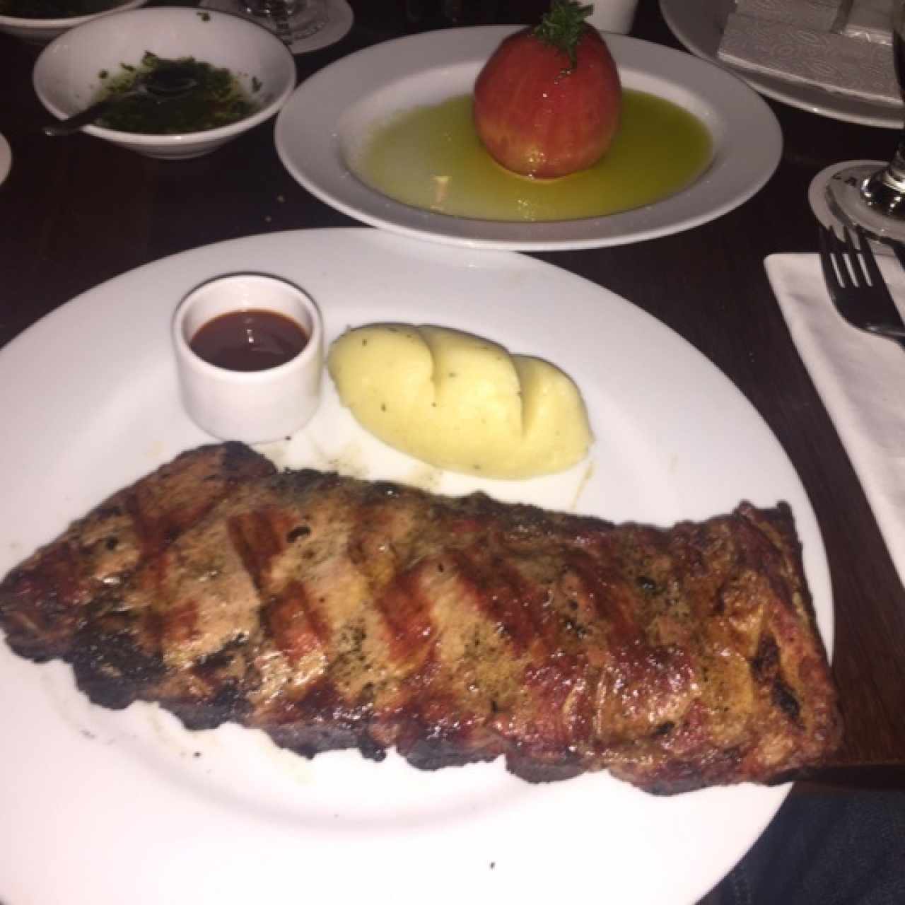 Costilla con salsa BBQ y Puré de papa queso azul
