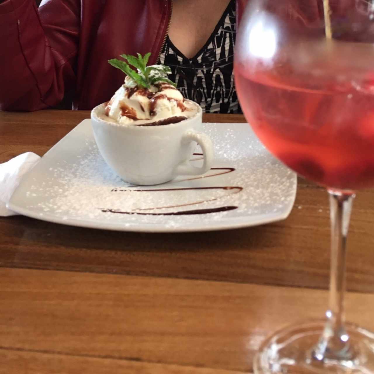 torta de chocolate con helado 