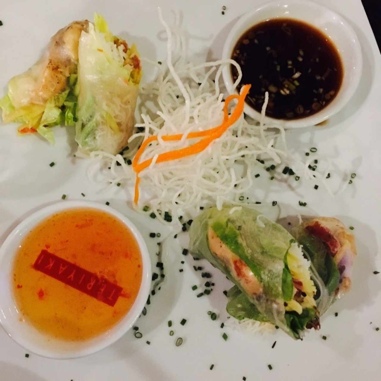 Rollitos de papel de arroz de pollo caramelizado