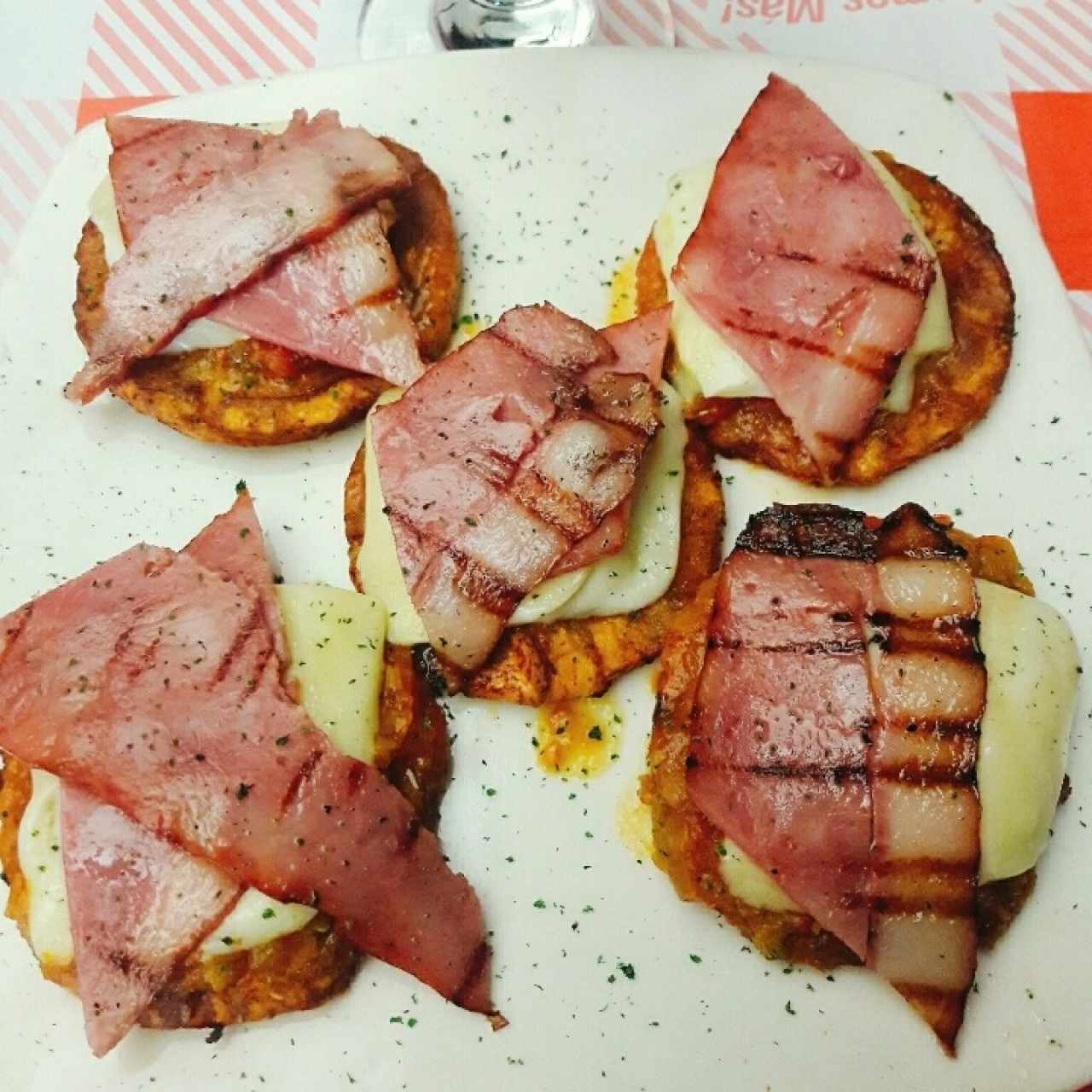 Plátanos con queso, hogao y tocineta