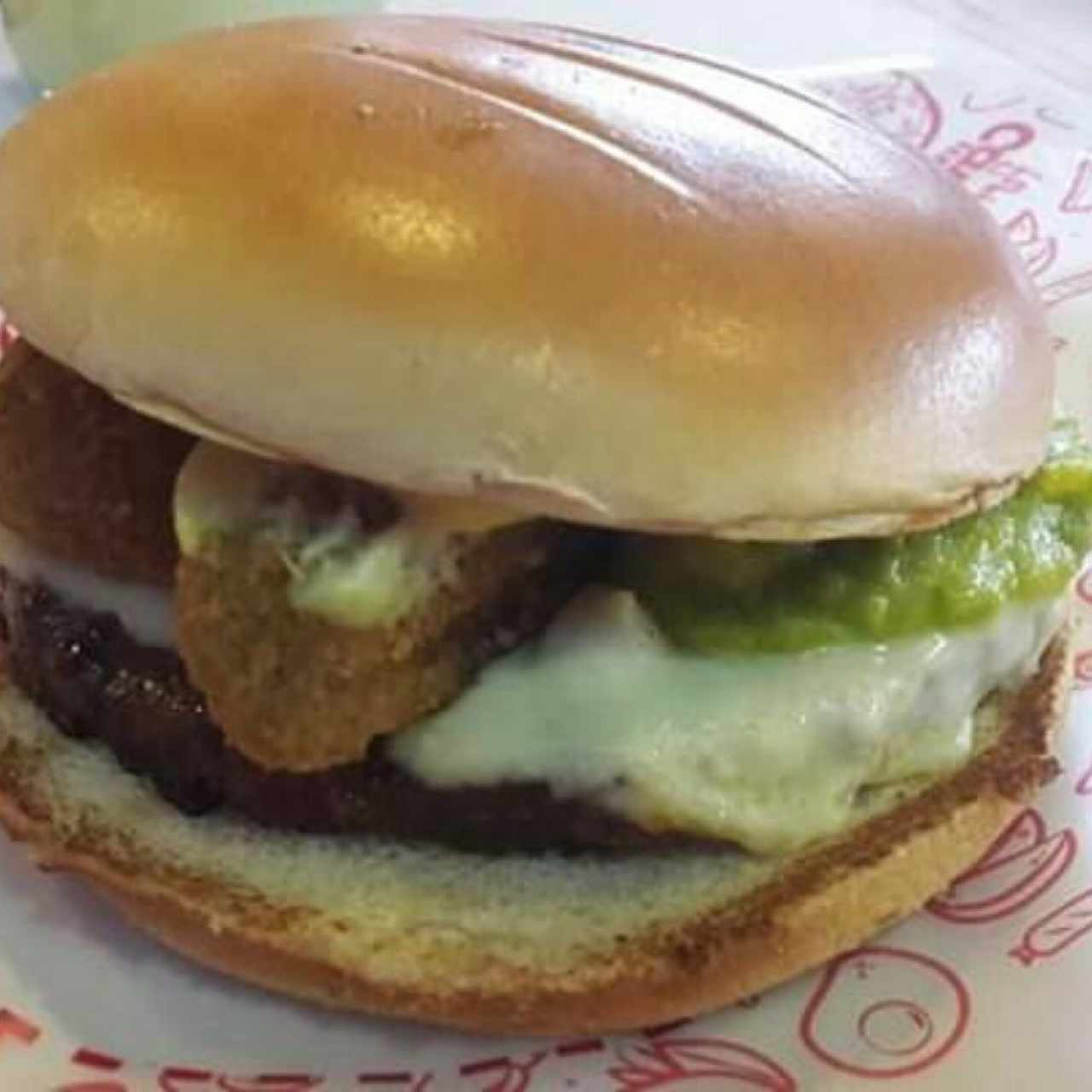 Hamburguesa de pollo con guacamole 