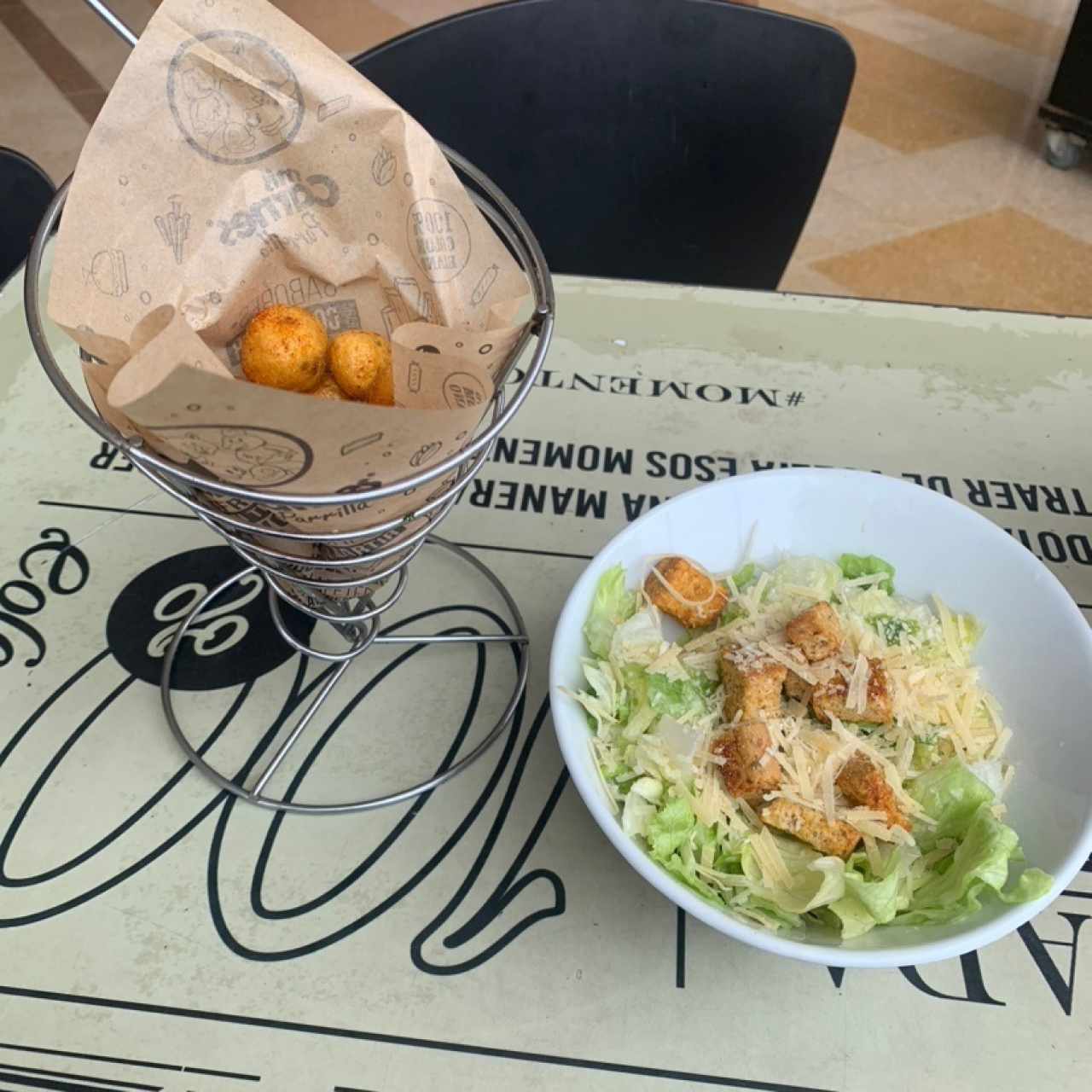 Papa criolla y ensalada cesar
