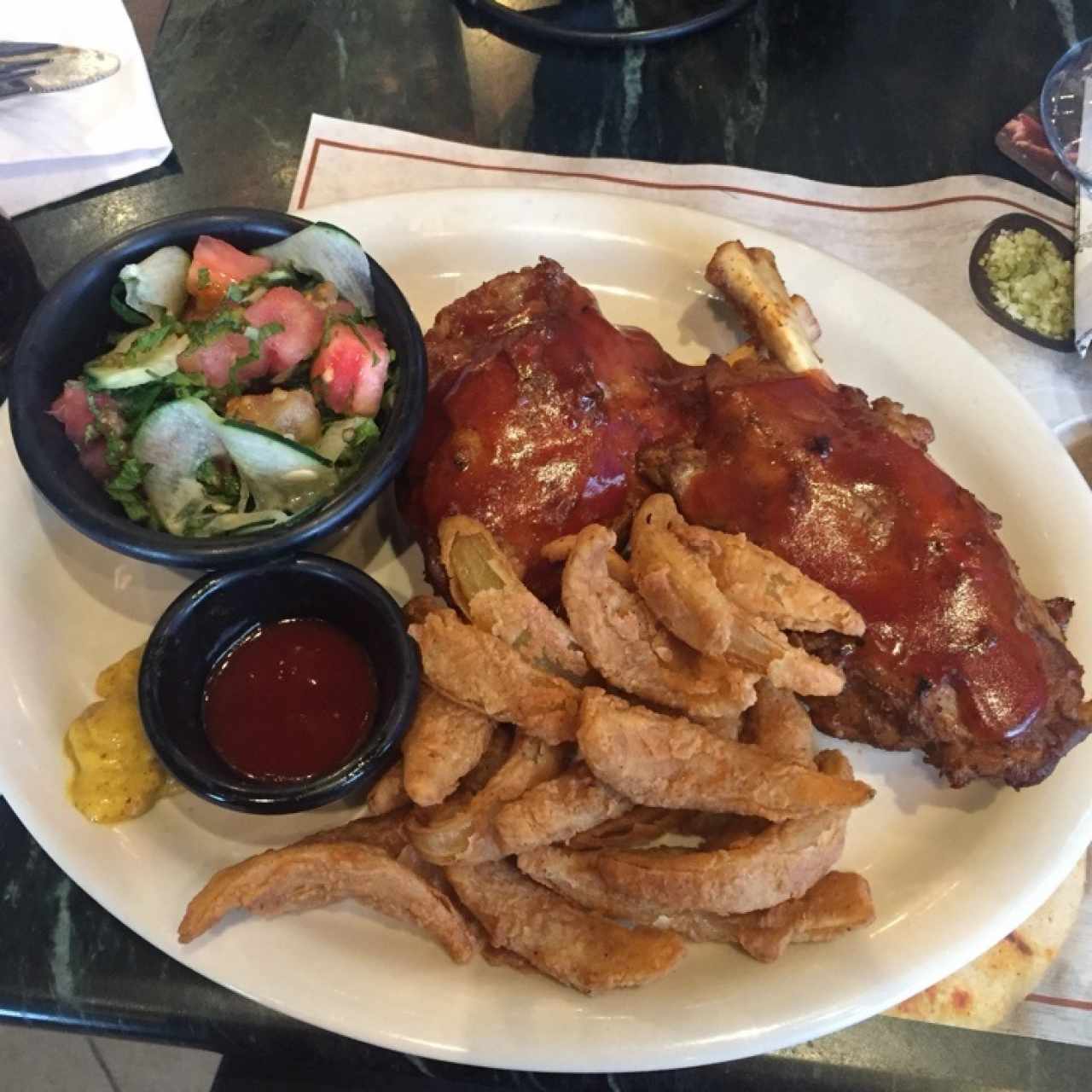 Colombinas de cerdo con pétalo de cebolla