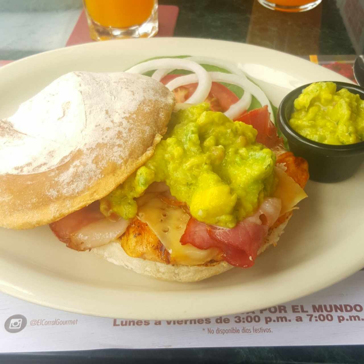 Sándwich de pollo guacamole aficionado  