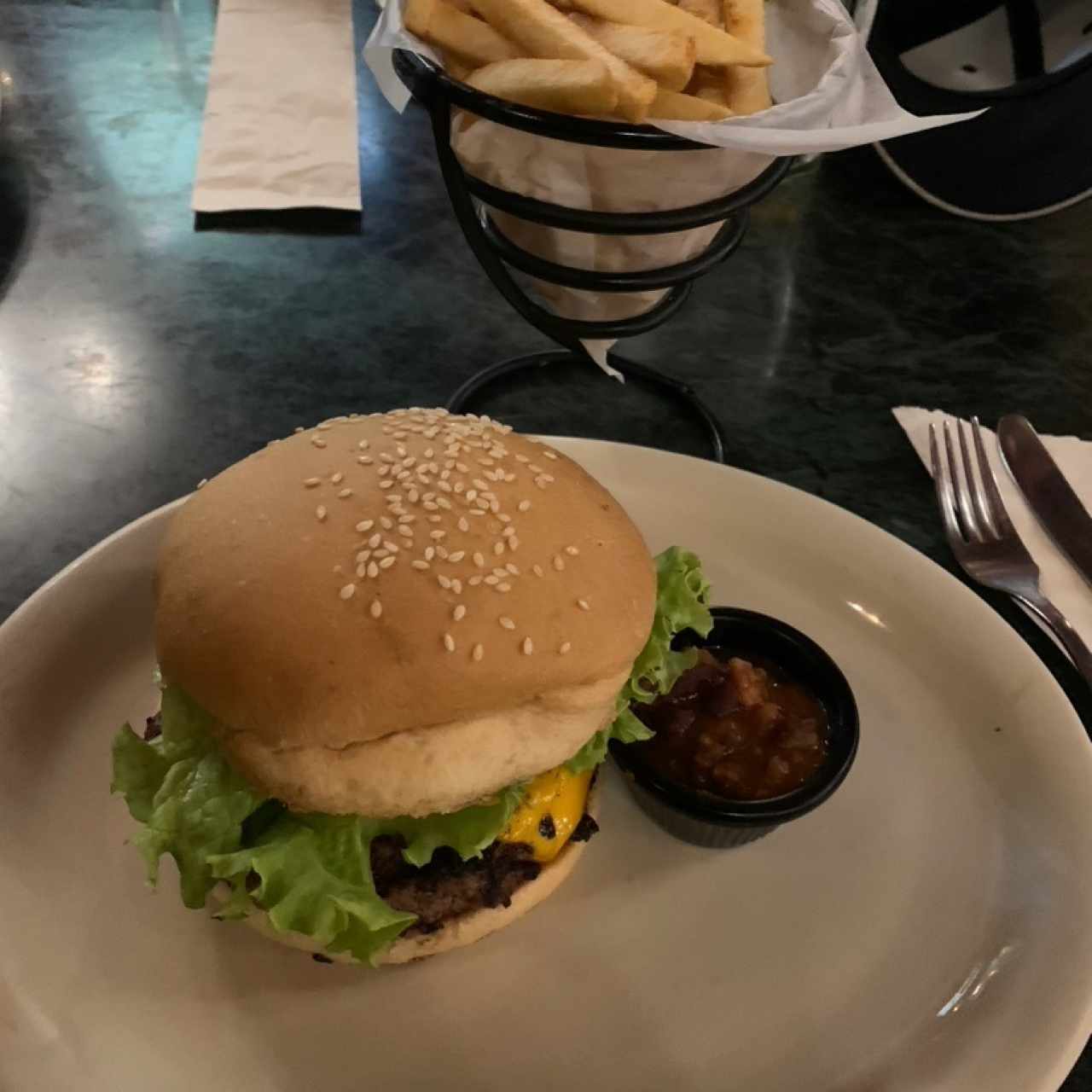 Hamburguesa angus con papas fritas