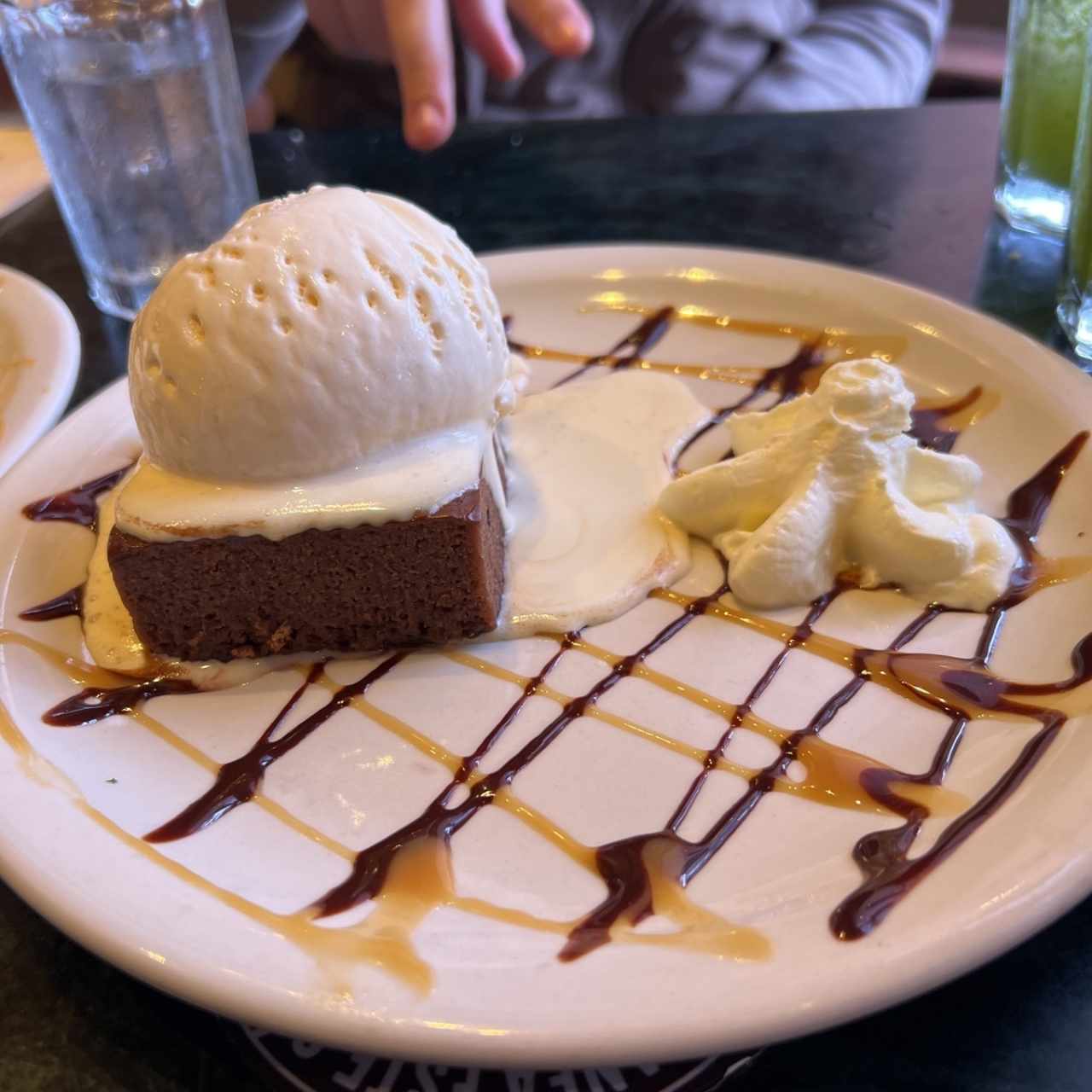 Brownie con helado 