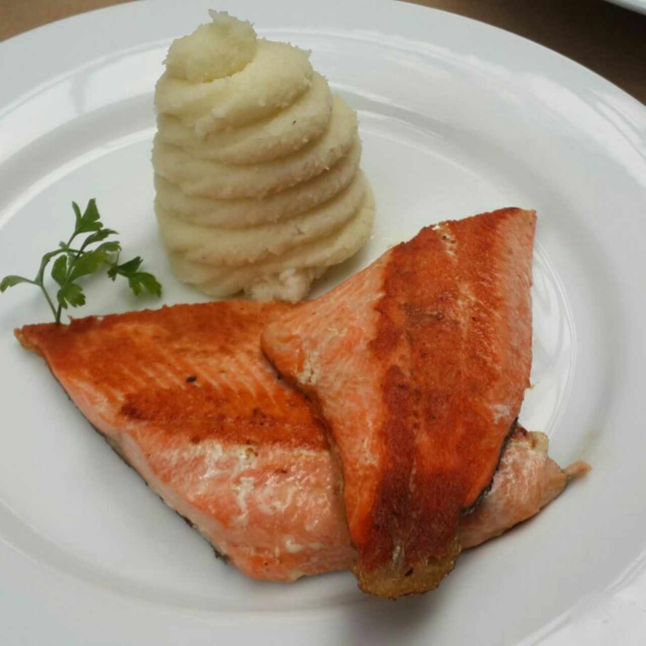 Trucha a la plancha con puré de papas. 