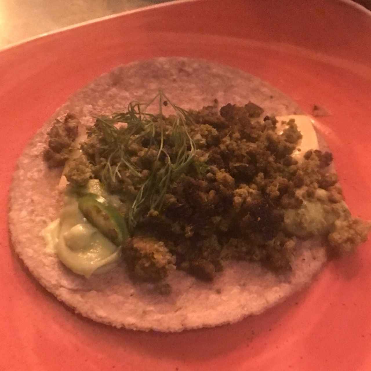 Tacos de chorizo y crema de aguacate