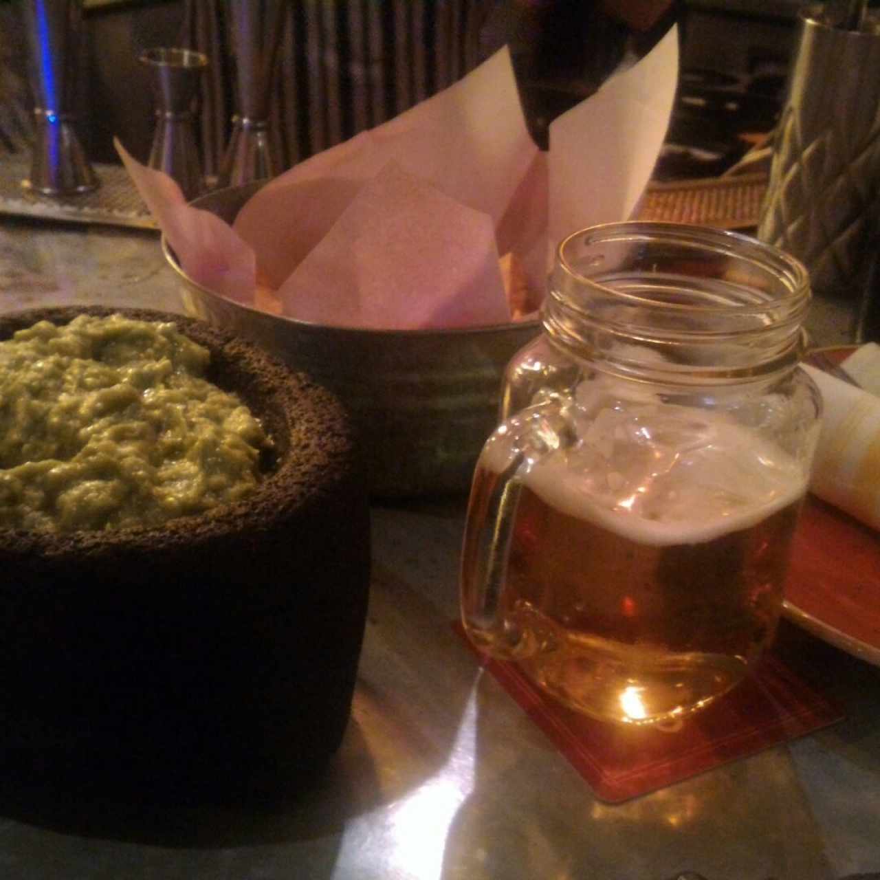 totopos y gucamole con cerveza sol