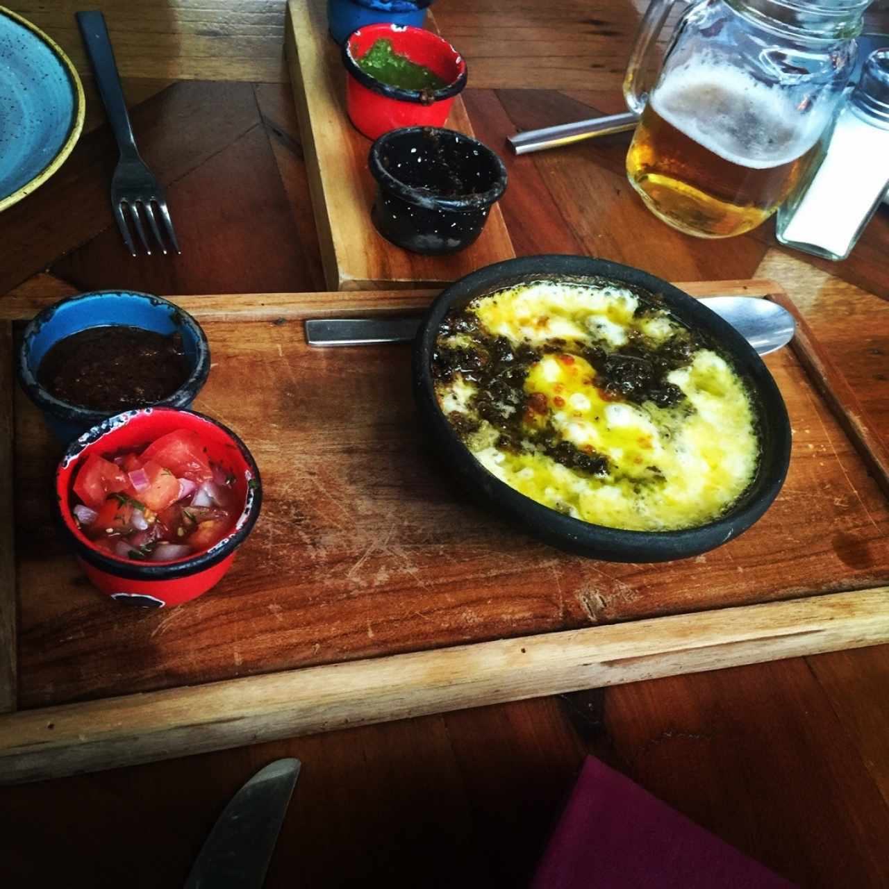Cazuelita de chorizo verde, perfecta fusión de queso fundido y salsa moljateada 