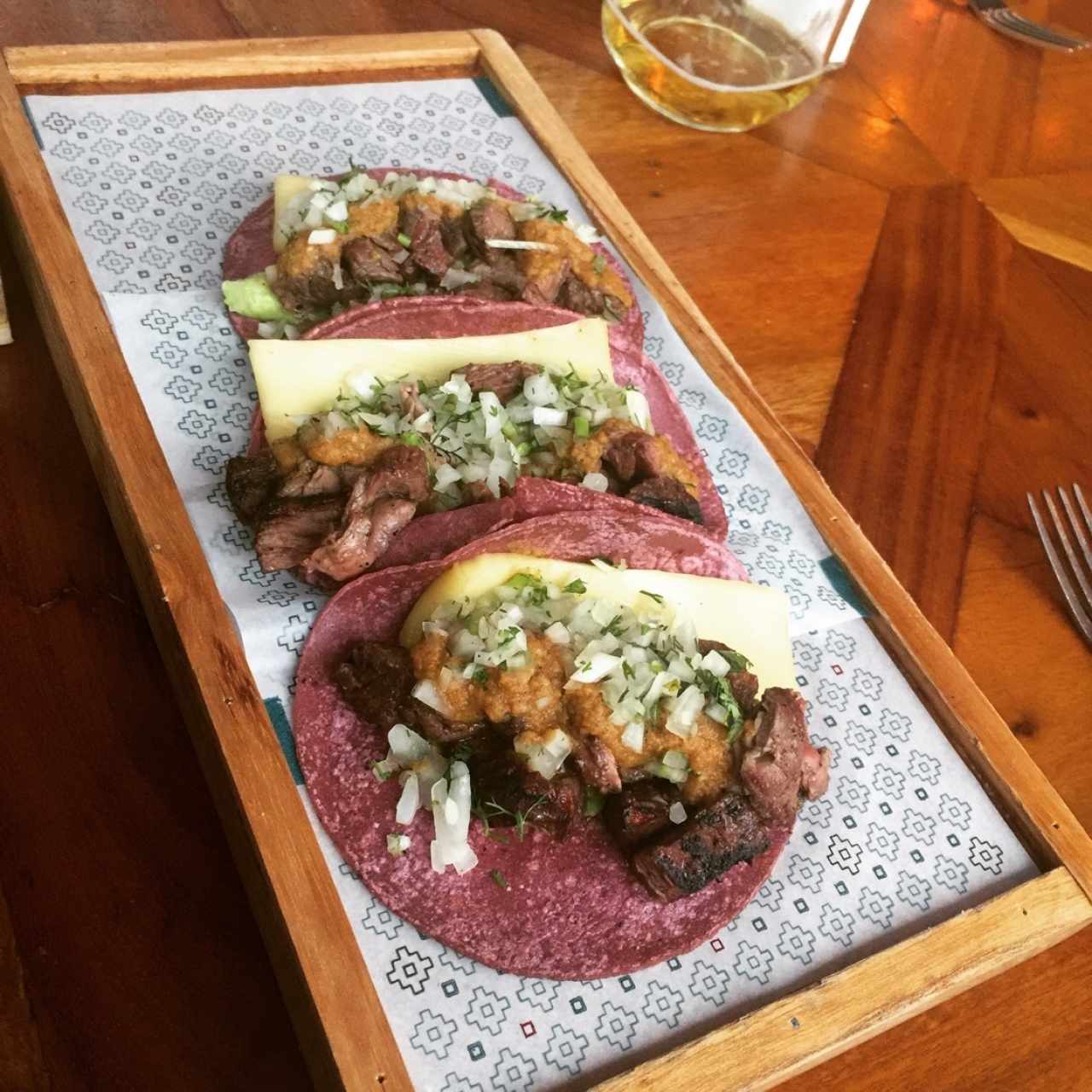 Taco de carnitas de chancho cilantro y cebolla 