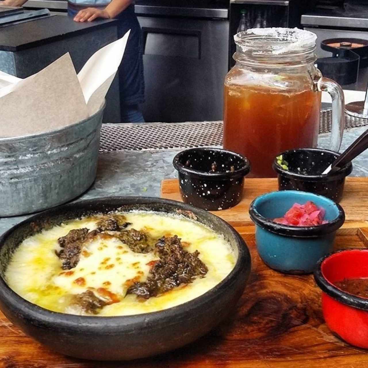 Cazuelita de chorizo verde y michelada 