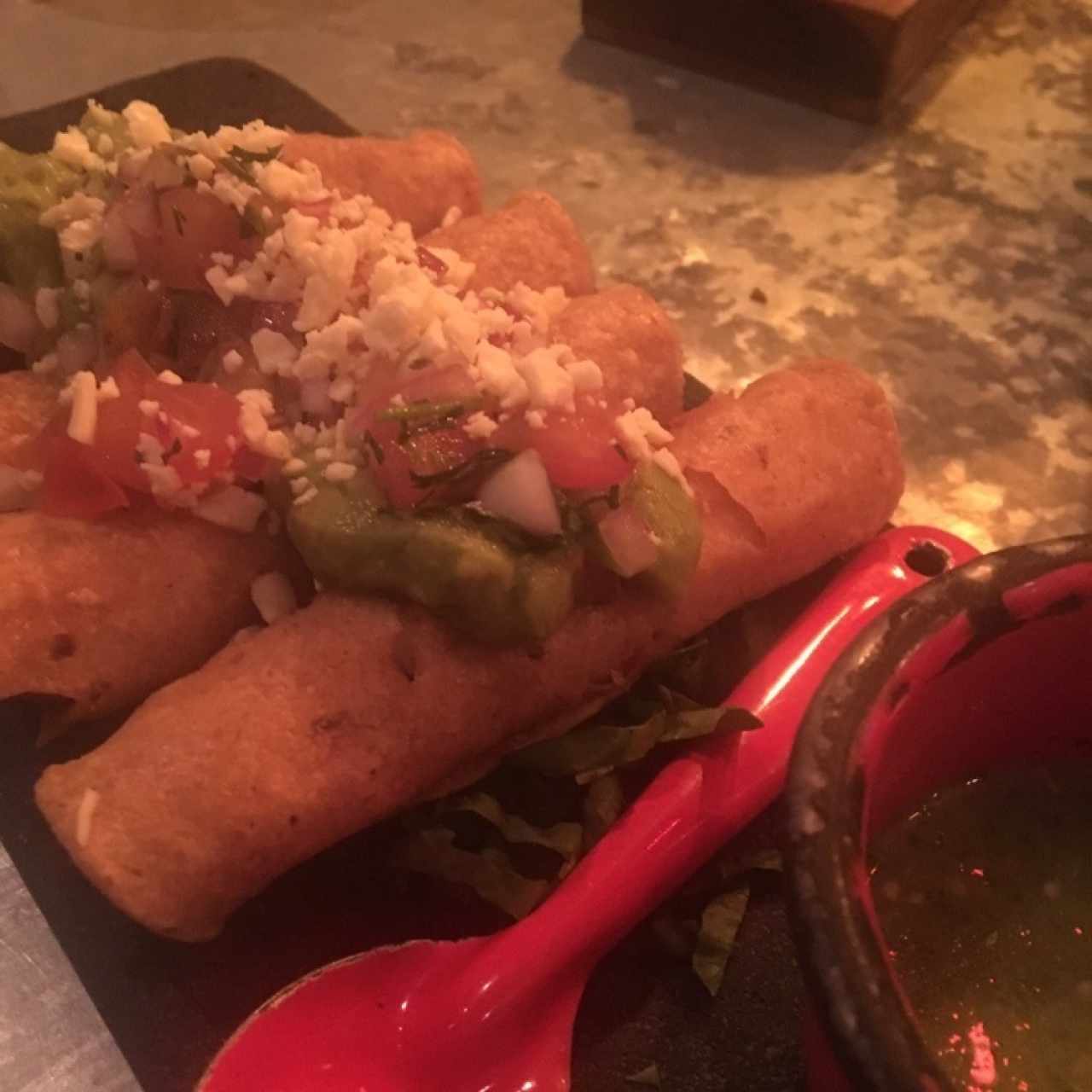 flautas de pollo con guacamole